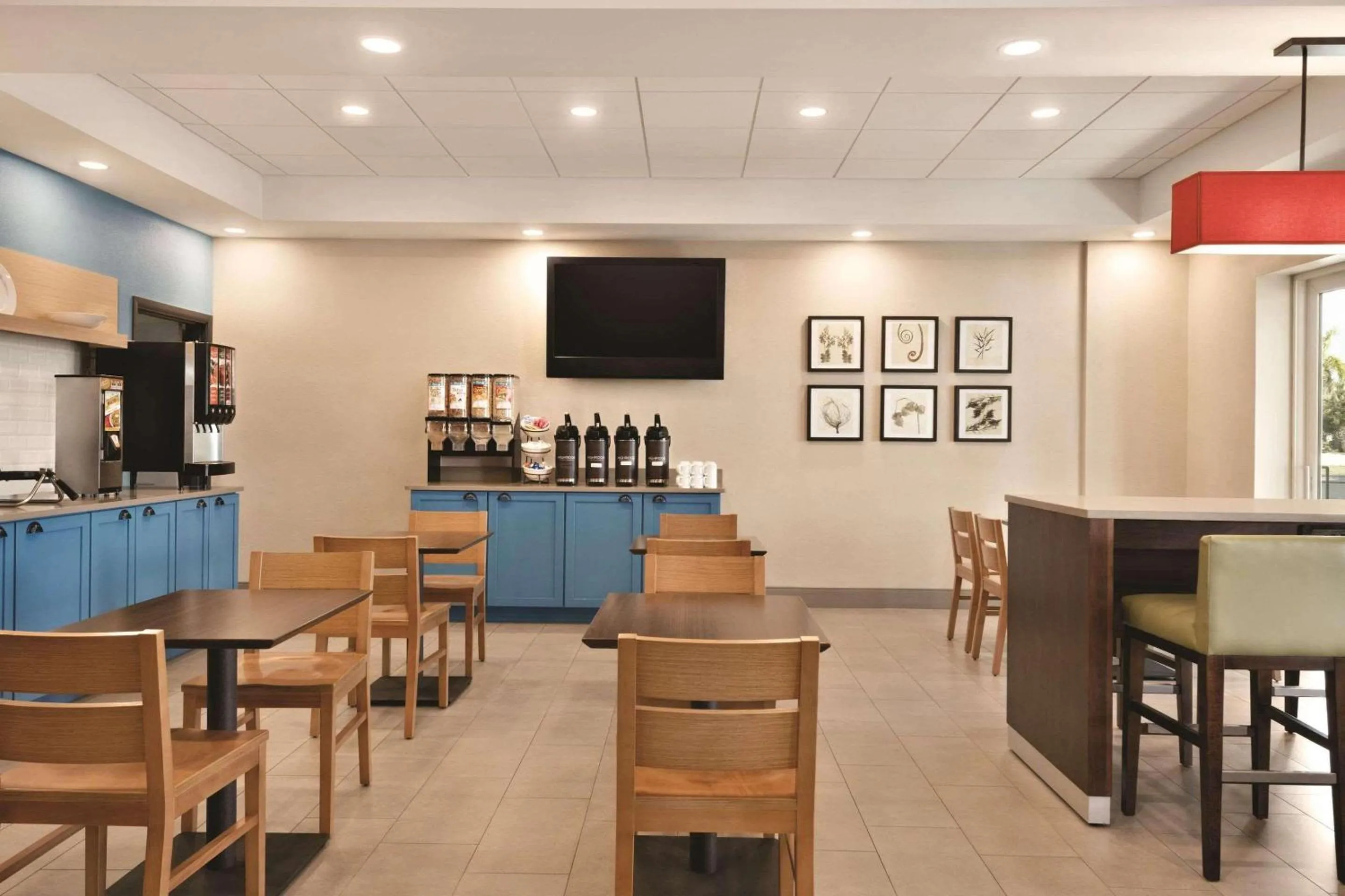 Breakfast in Country Inn & Suites by Radisson, Bradenton-Lakewood-Ranch, FL