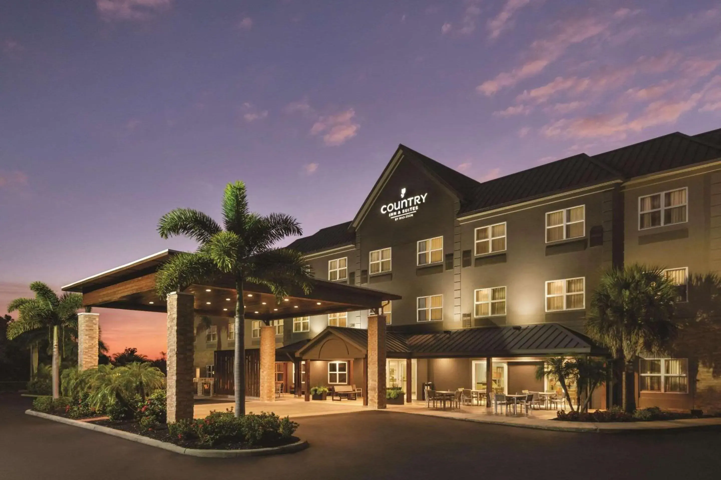 Property building in Country Inn & Suites by Radisson, Bradenton-Lakewood-Ranch, FL Property building in Country Inn & Suites by Radisson, Bradenton-Lakewood-Ranch, FL