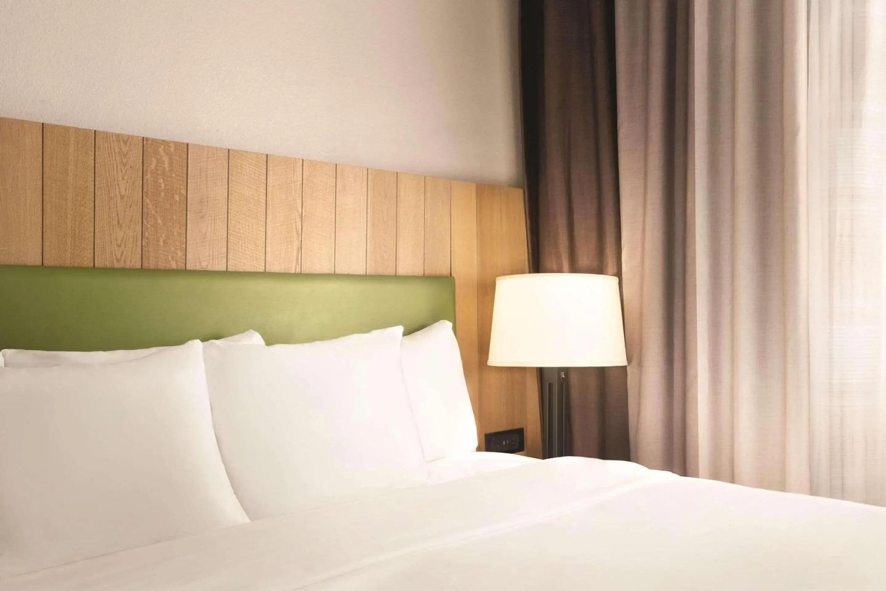 Bedroom, Bed in Country Inn & Suites by Radisson, Bradenton-Lakewood-Ranch, FL Bedroom, Bed in Country Inn & Suites by Radisson, Bradenton-Lakewood-Ranch, FL