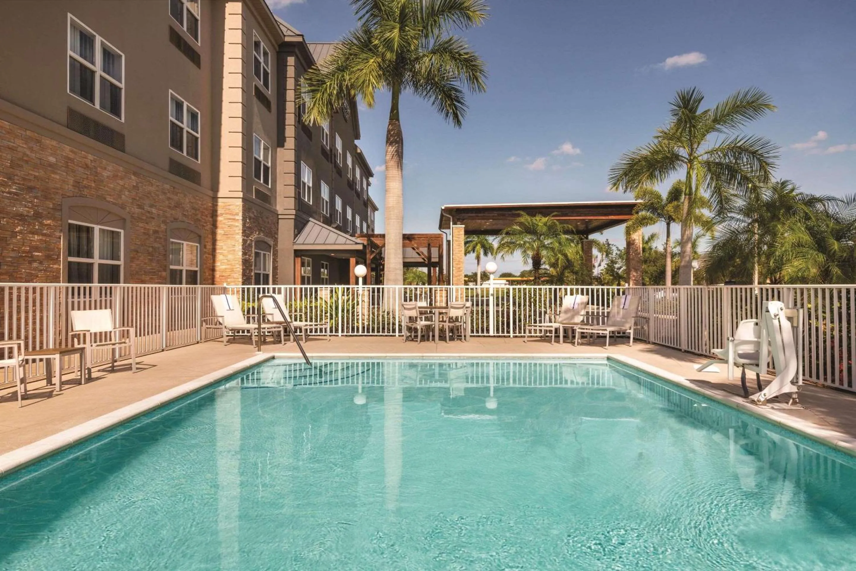 Swimming pool in Country Inn & Suites by Radisson, Bradenton-Lakewood-Ranch, FL