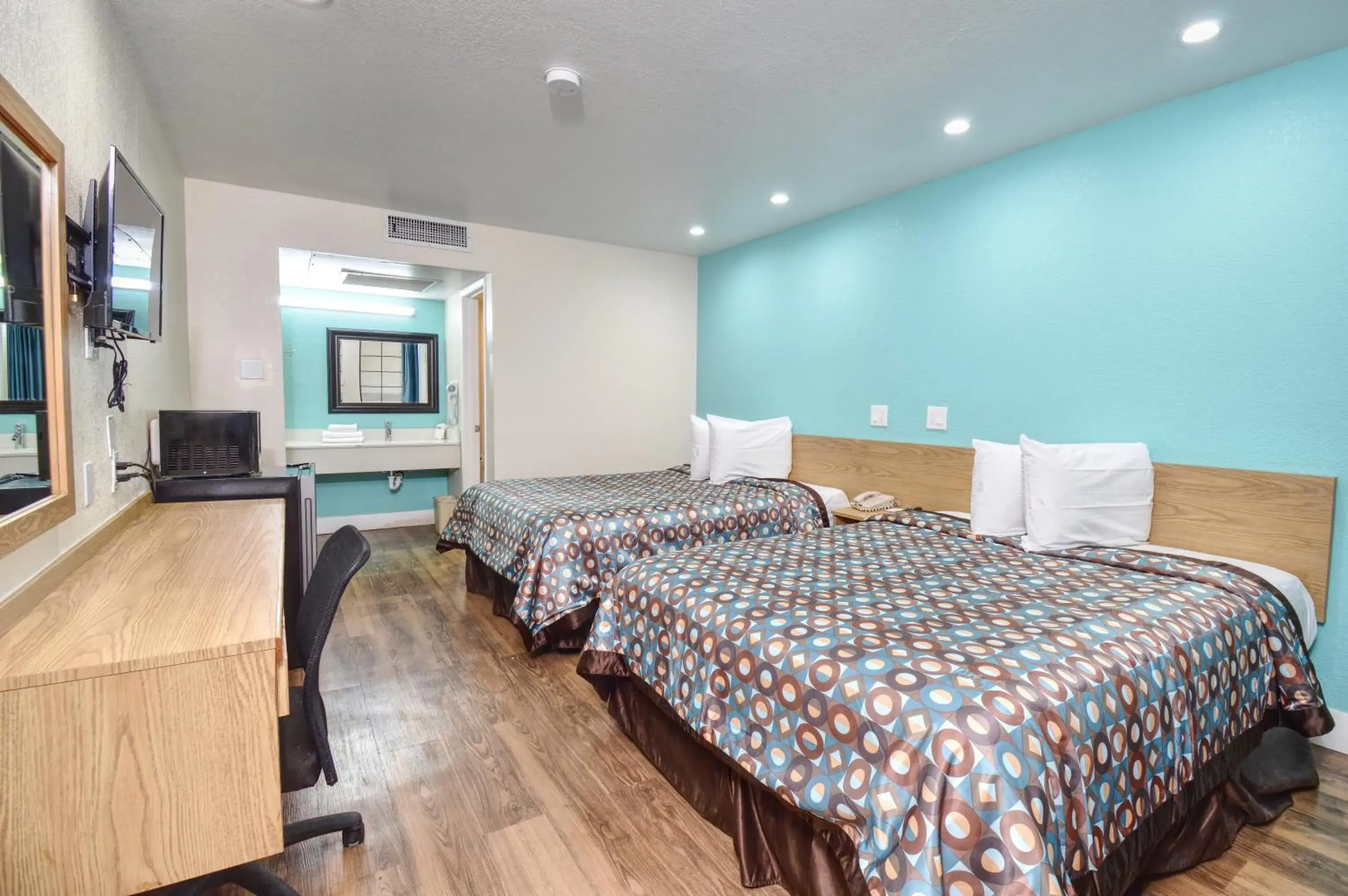 Photo of the whole room, Bed in Vagabond Inn Buttonwillow North I-5 Photo of the whole room, Bed in Vagabond Inn Buttonwillow North I-5