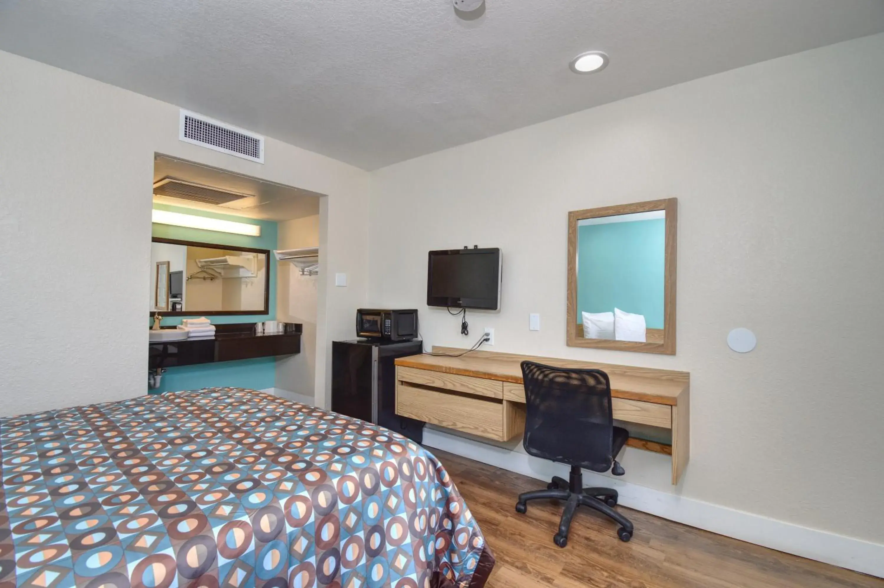 Photo of the whole room, Bed in Vagabond Inn Buttonwillow North I-5 Photo of the whole room, Bed in Vagabond Inn Buttonwillow North I-5