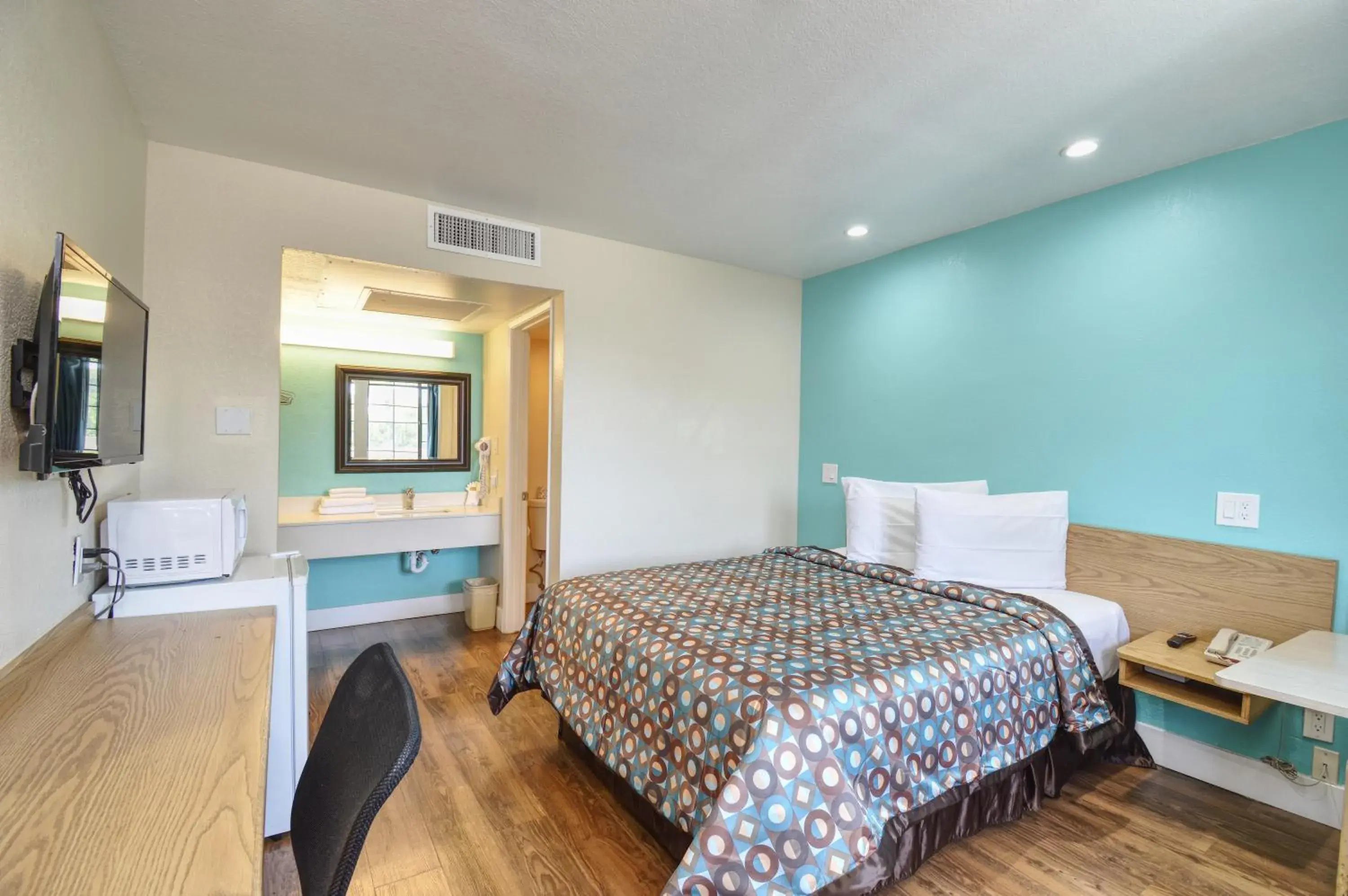Photo of the whole room, Bed in Vagabond Inn Buttonwillow North I-5 Photo of the whole room, Bed in Vagabond Inn Buttonwillow North I-5