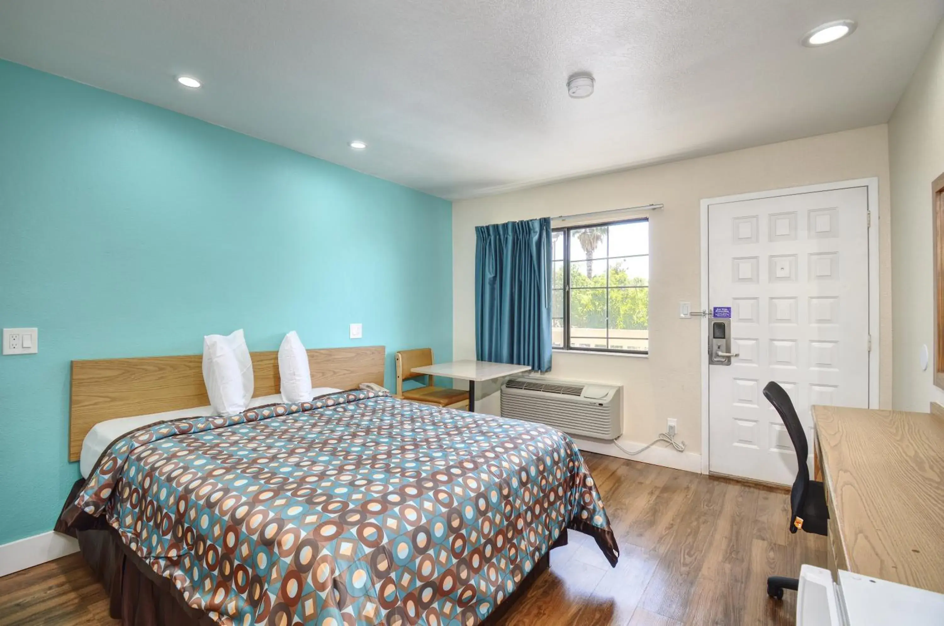 Photo of the whole room, Bed in Vagabond Inn Buttonwillow North I-5 Photo of the whole room, Bed in Vagabond Inn Buttonwillow North I-5