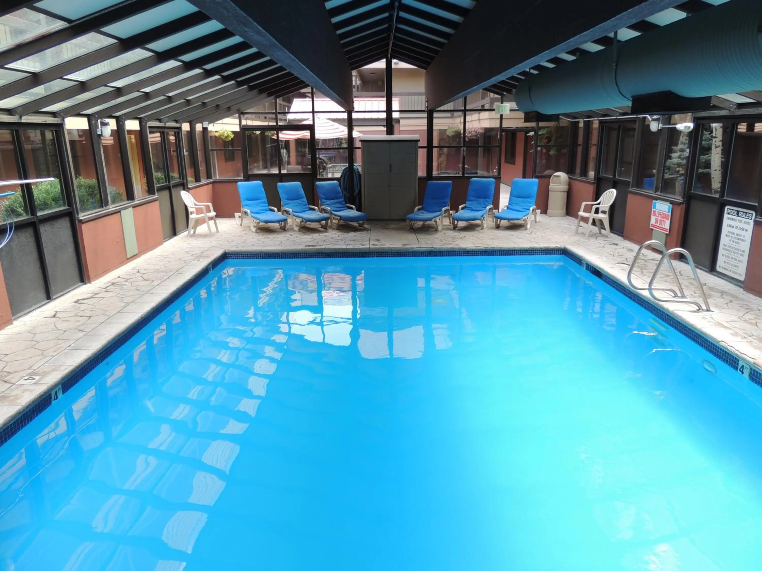 Swimming pool in Park Regency