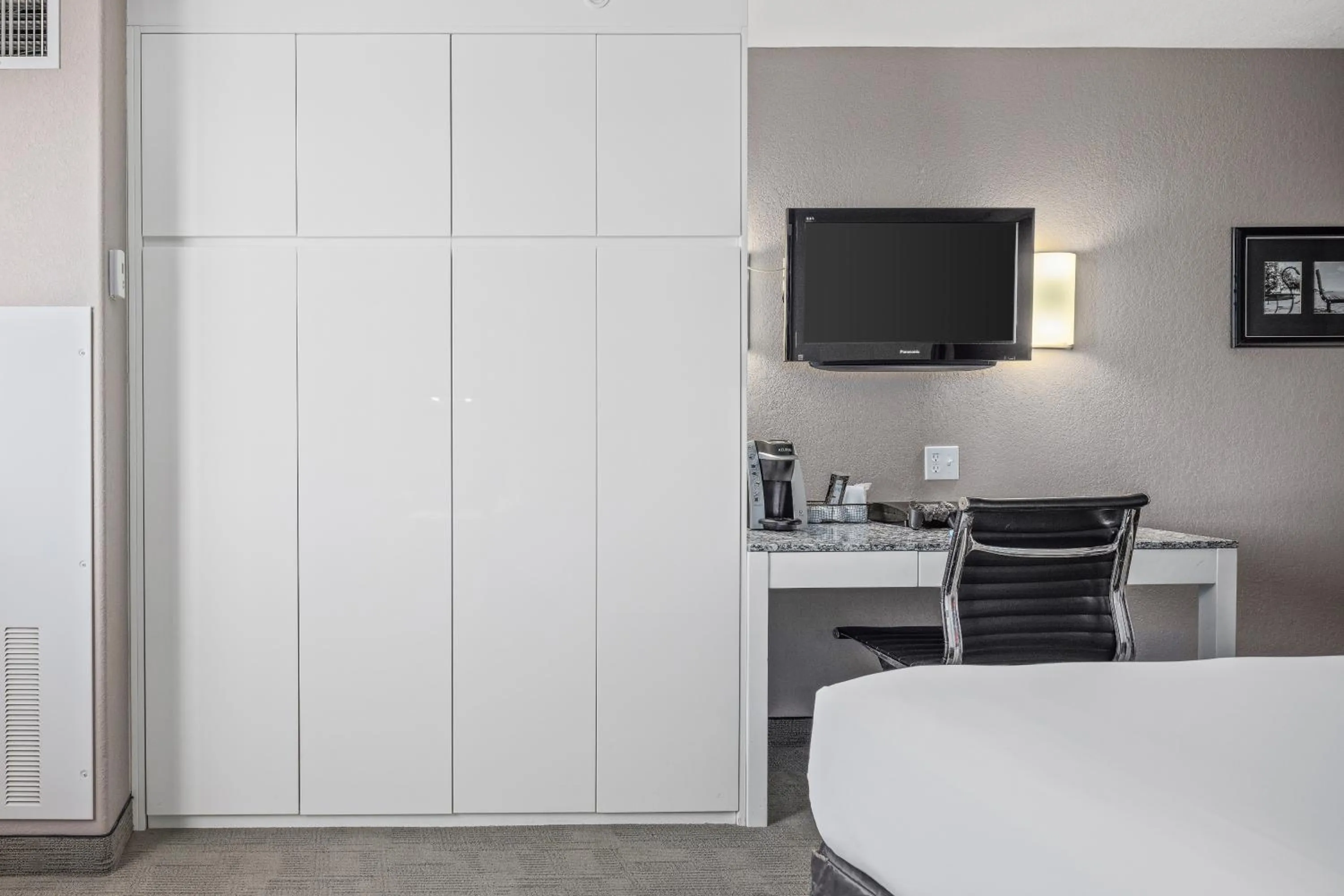 TV and multimedia, Bed in Home Inn Medicine Hat