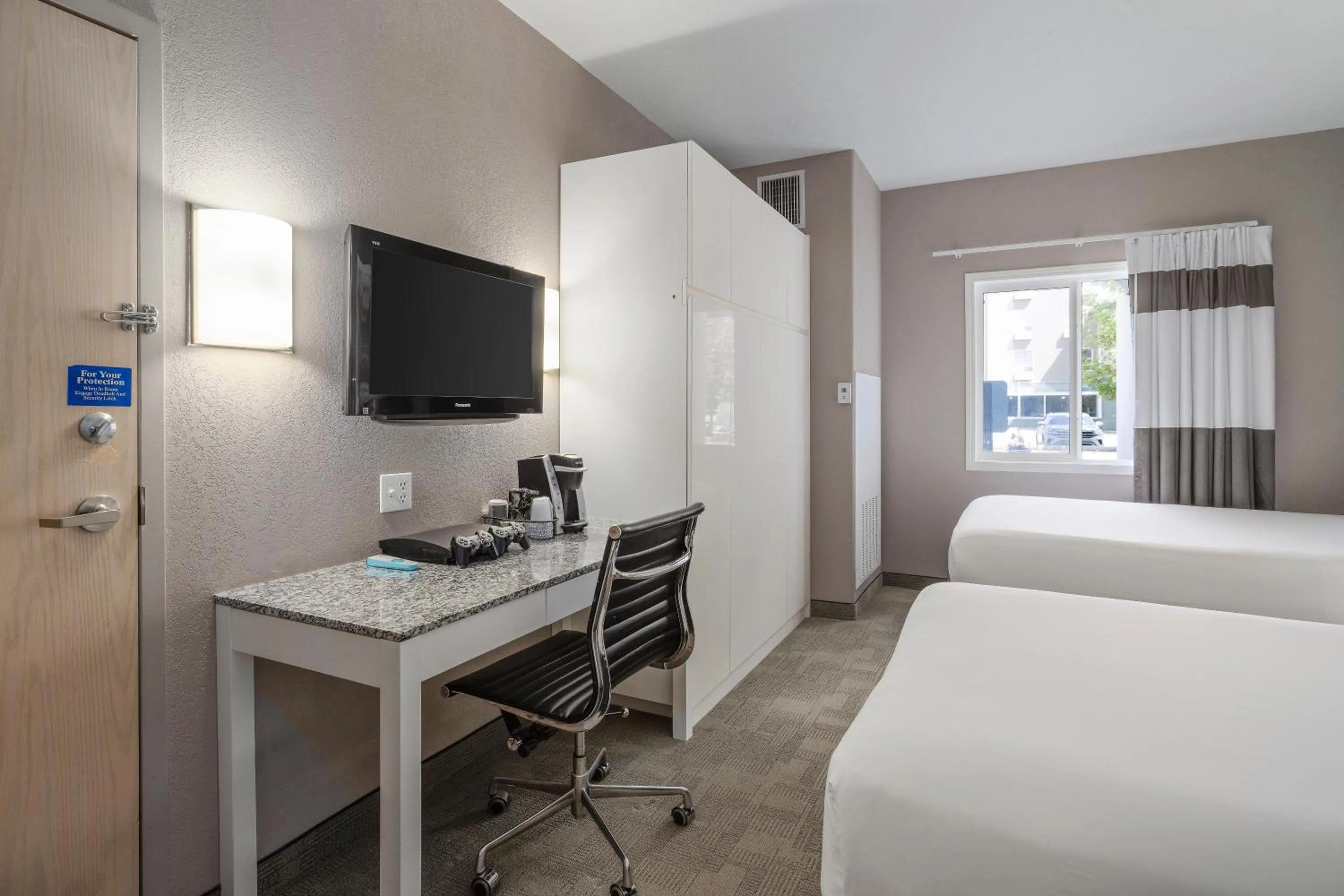 Coffee/tea facilities, Bed in Home Inn Medicine Hat