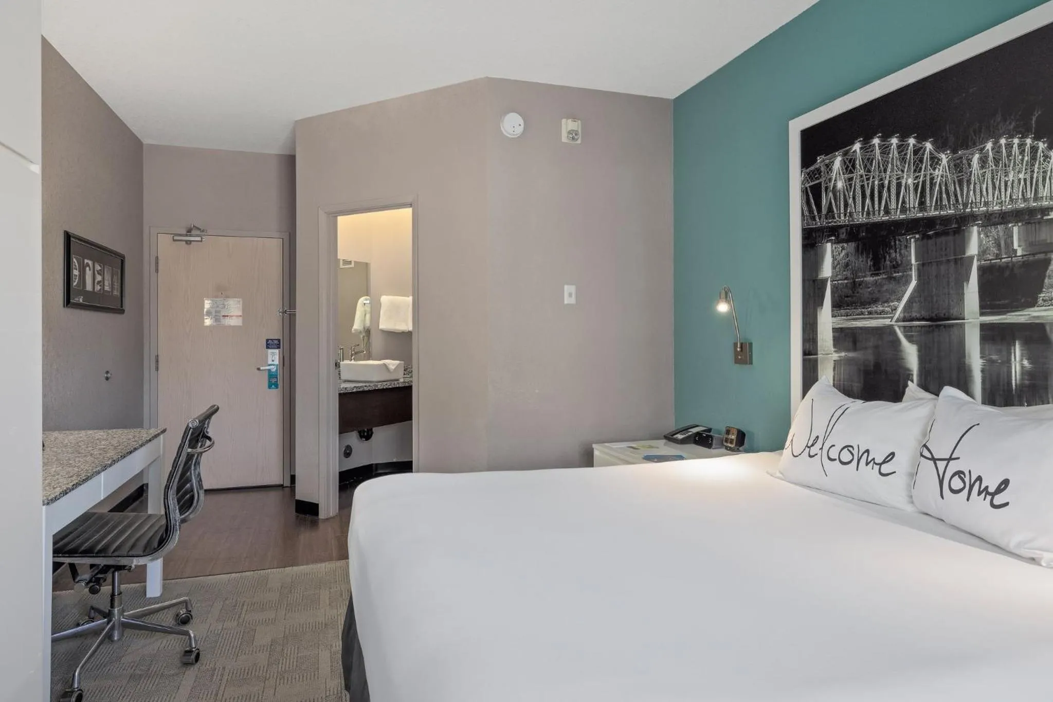 Photo of the whole room, Bed in Prairie Crest Medicine Hat by IHG