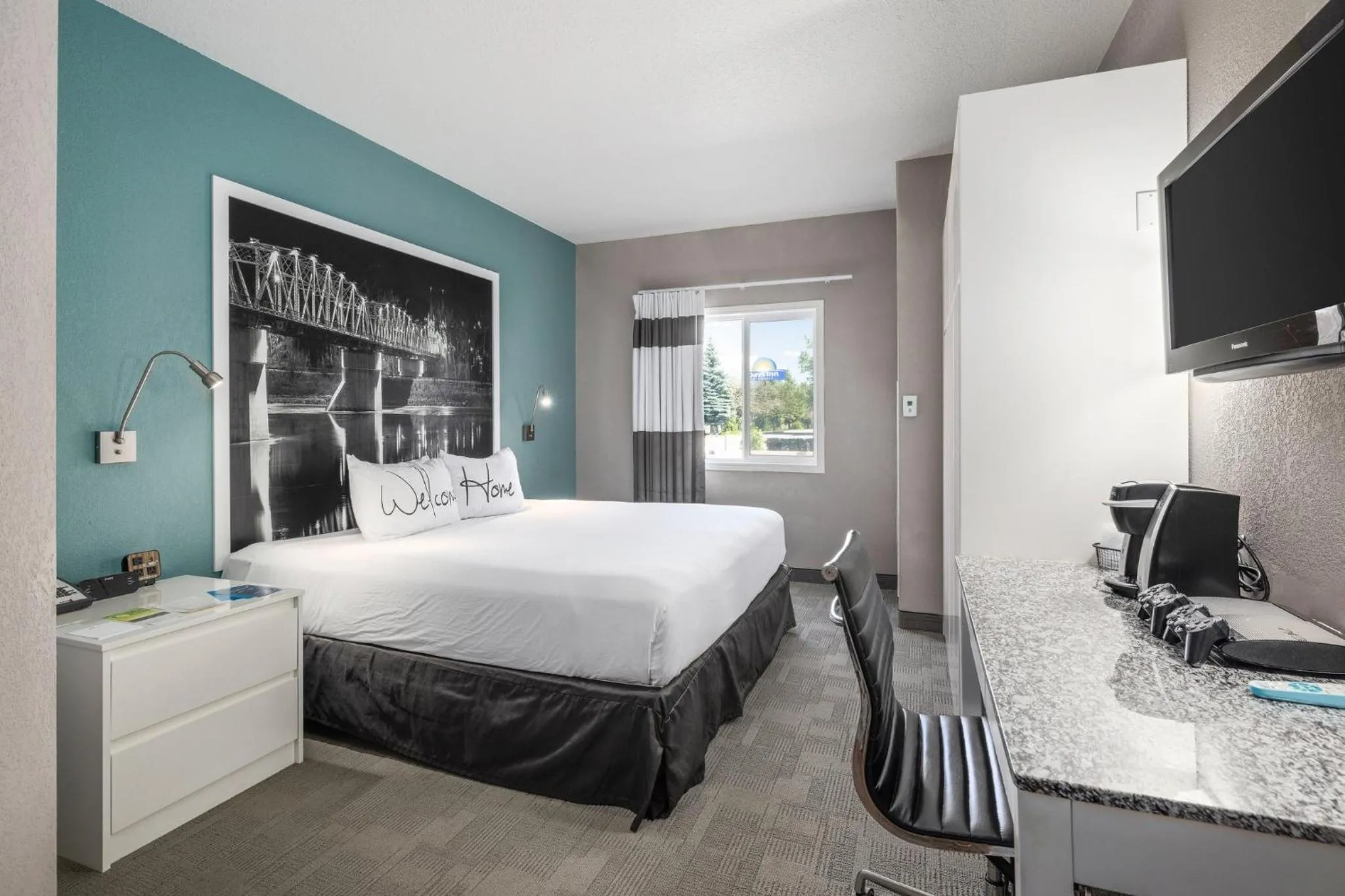 Photo of the whole room, Bed in Prairie Crest Medicine Hat by IHG