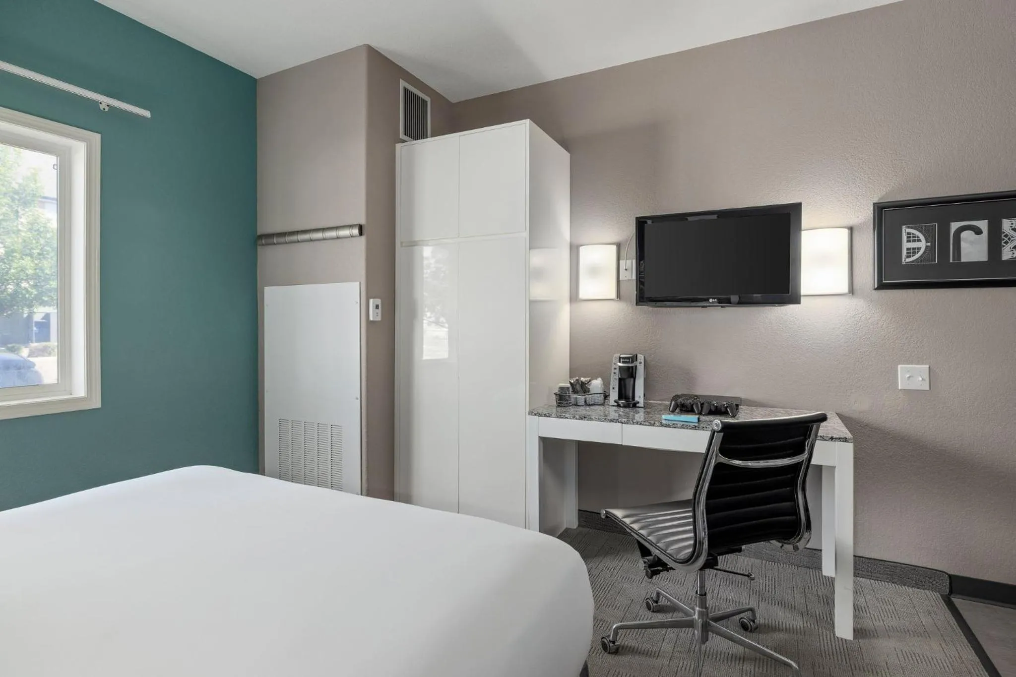 Photo of the whole room, Bed in Prairie Crest Medicine Hat by IHG
