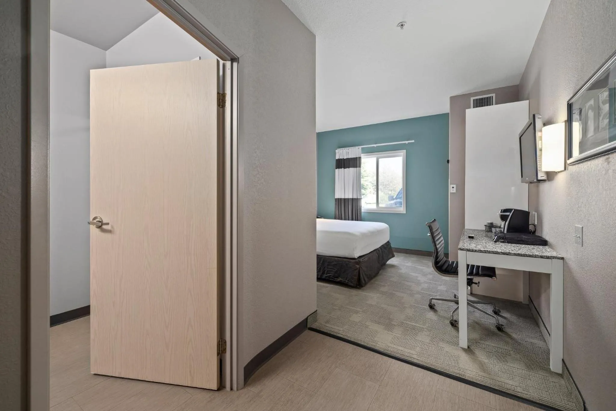 Photo of the whole room, Bed in Prairie Crest Medicine Hat by IHG