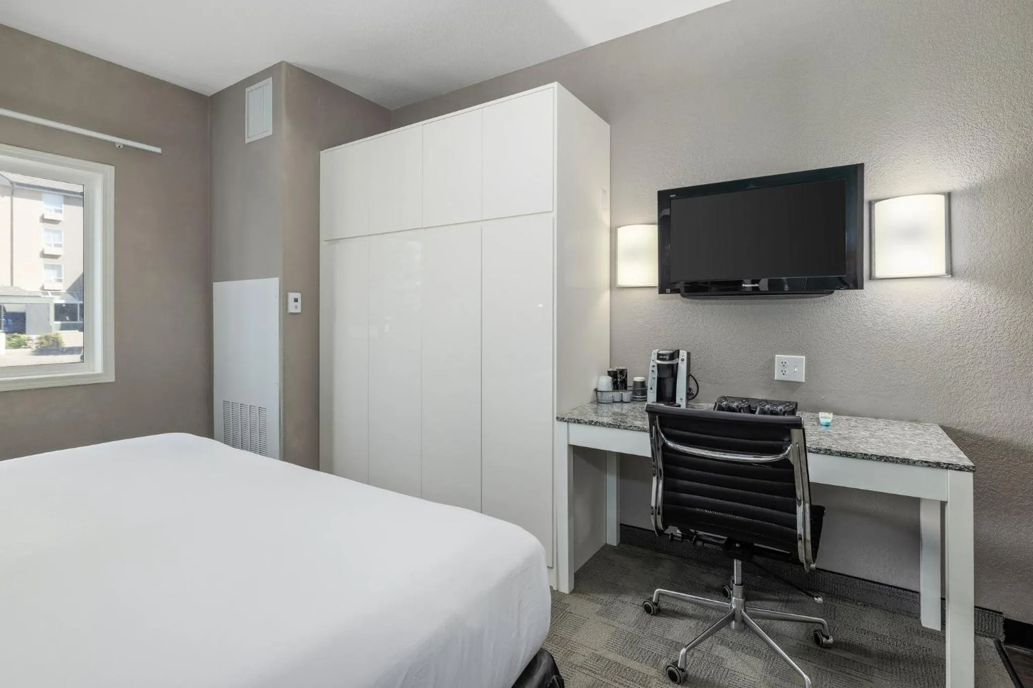 Photo of the whole room, Bed in Prairie Crest Medicine Hat by IHG