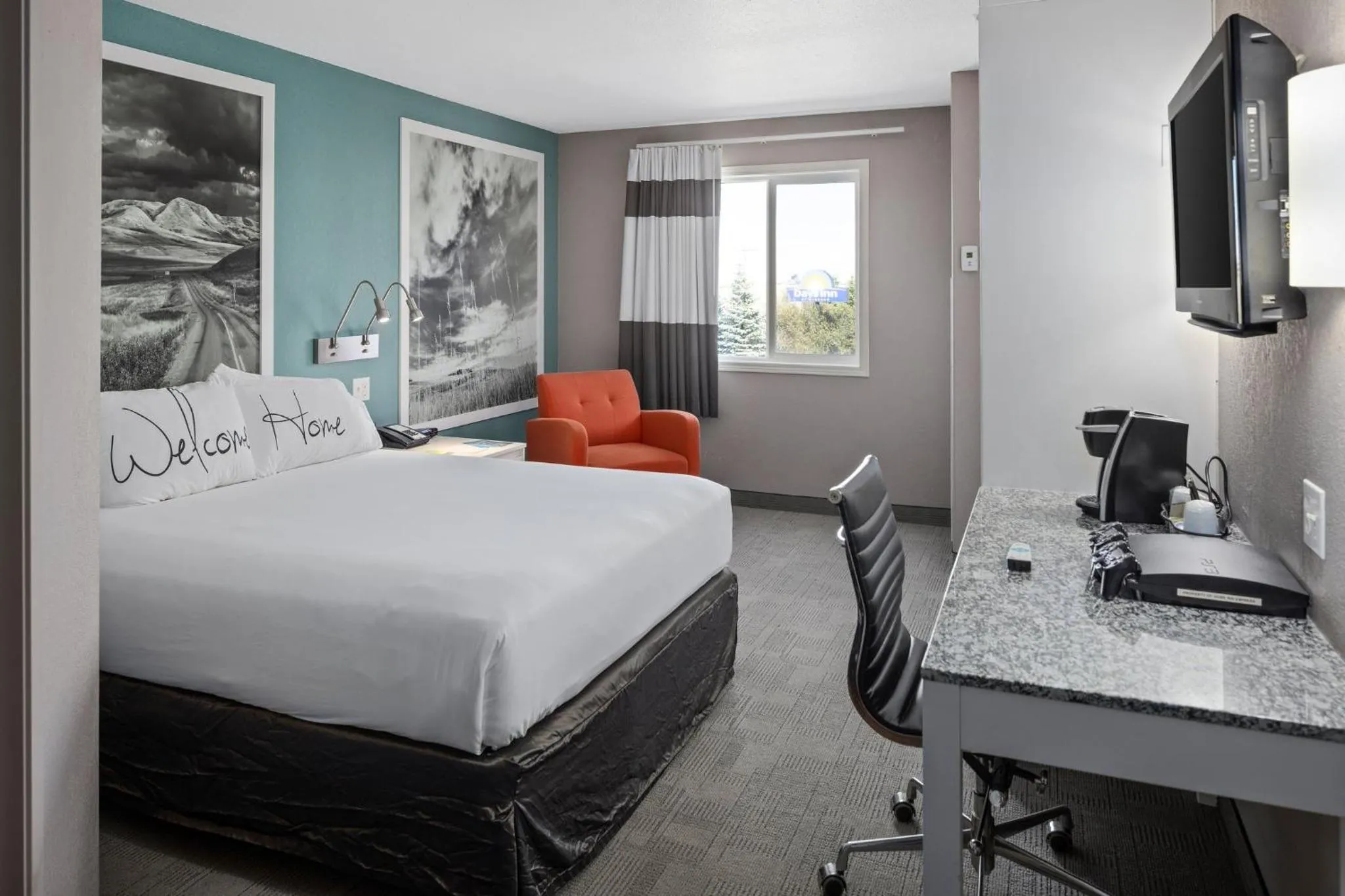 Photo of the whole room, Bed in Prairie Crest Medicine Hat by IHG