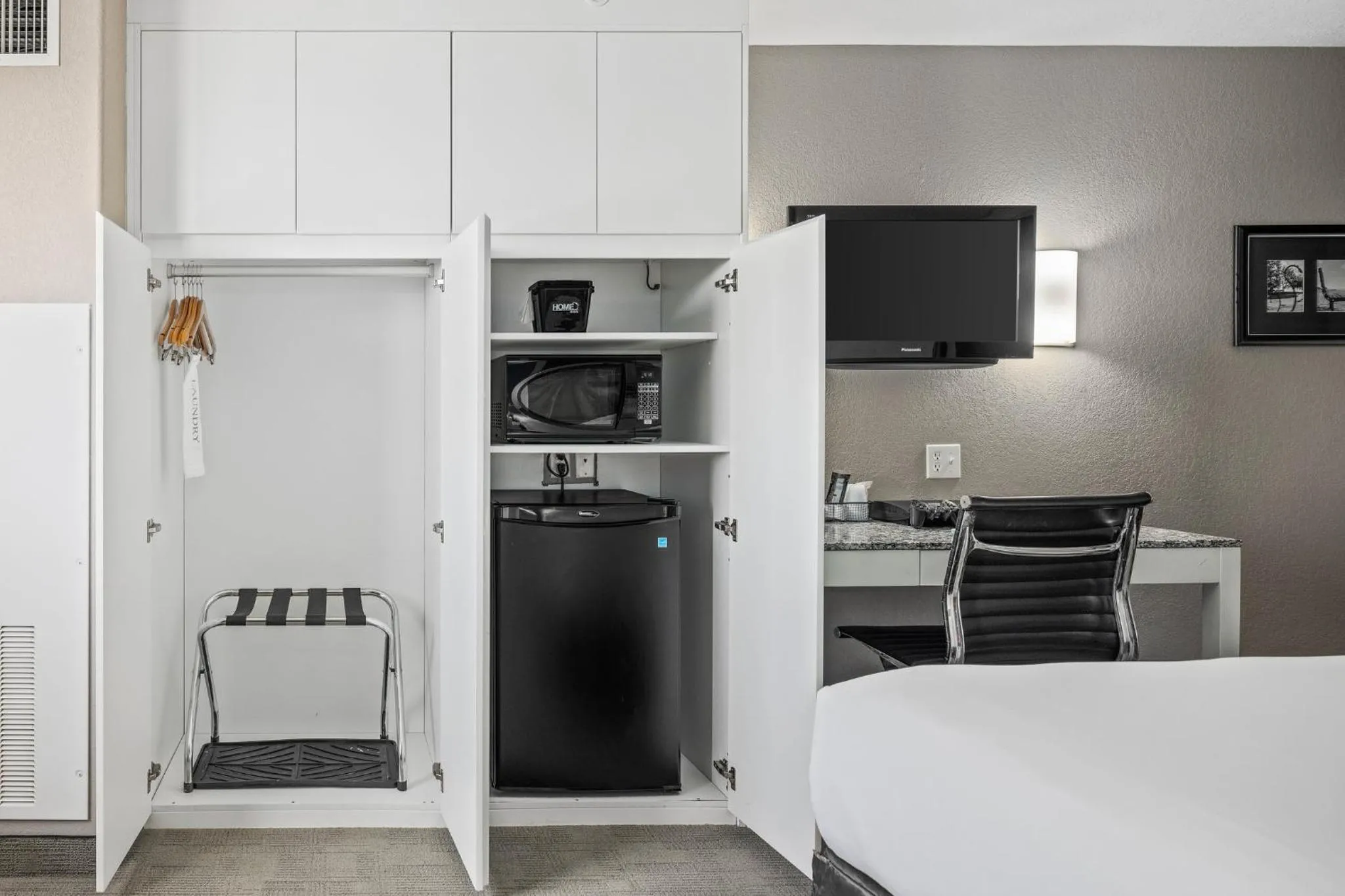 Photo of the whole room, Bed in Prairie Crest Medicine Hat by IHG