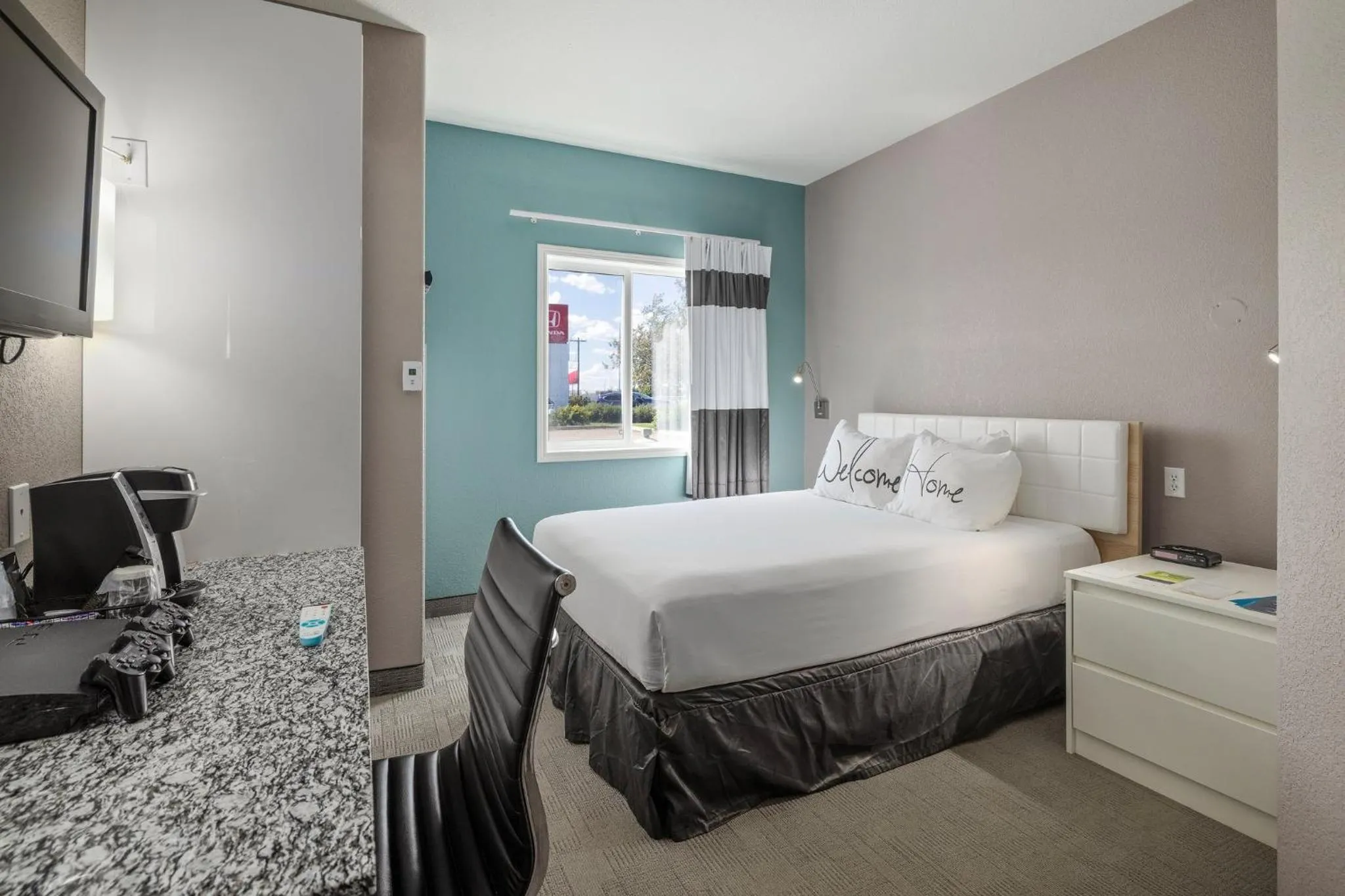 Photo of the whole room, Bed in Prairie Crest Medicine Hat by IHG