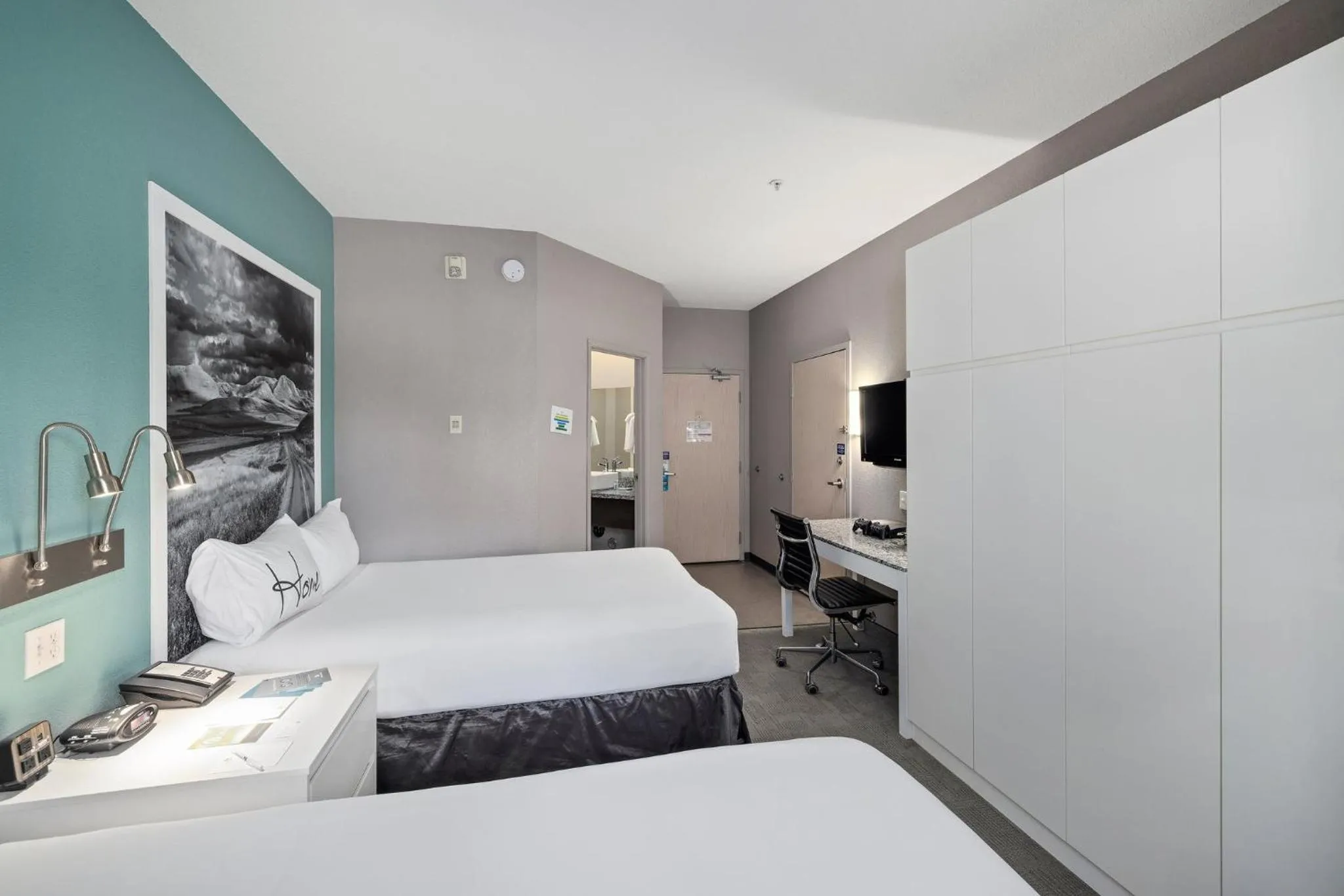 Photo of the whole room, Bed in Prairie Crest Medicine Hat by IHG