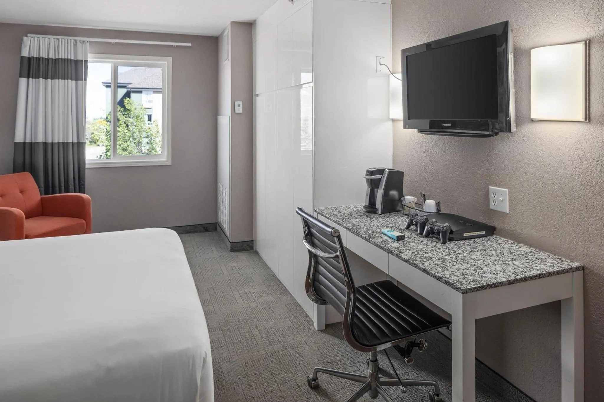 Photo of the whole room, Bed in Prairie Crest Medicine Hat by IHG
