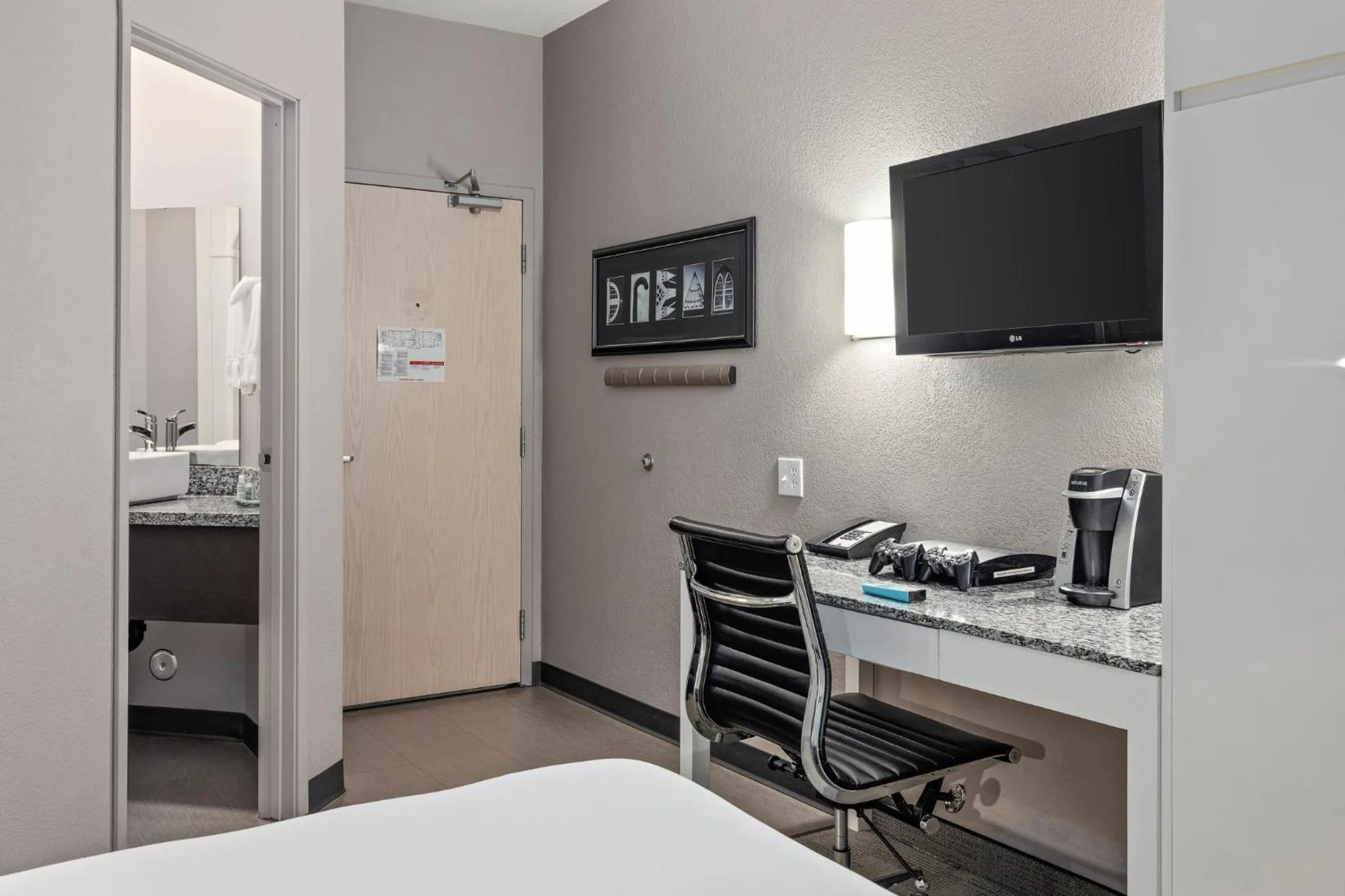 Photo of the whole room, Bed in Prairie Crest Medicine Hat by IHG