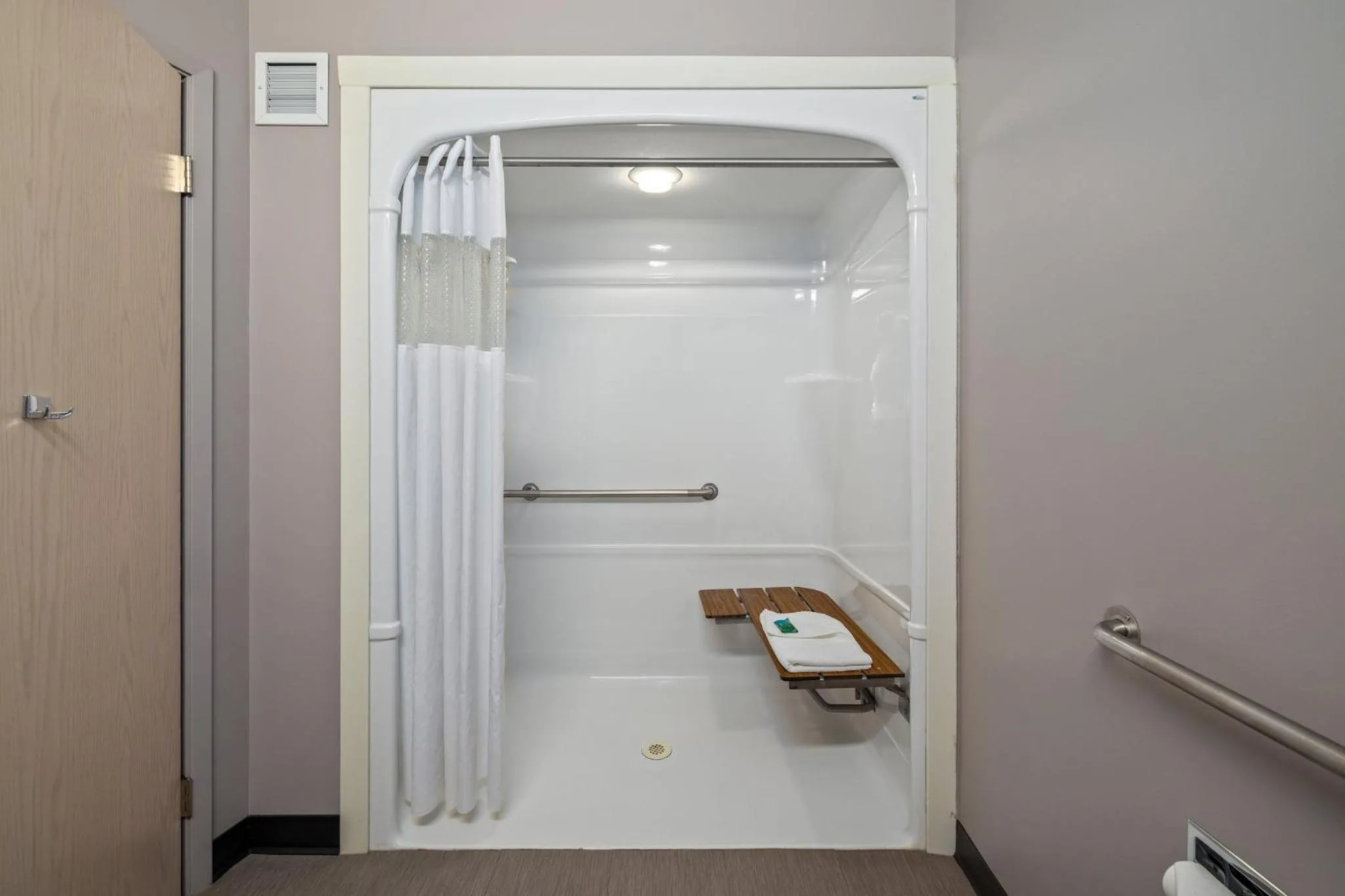 Photo of the whole room in Prairie Crest Medicine Hat by IHG