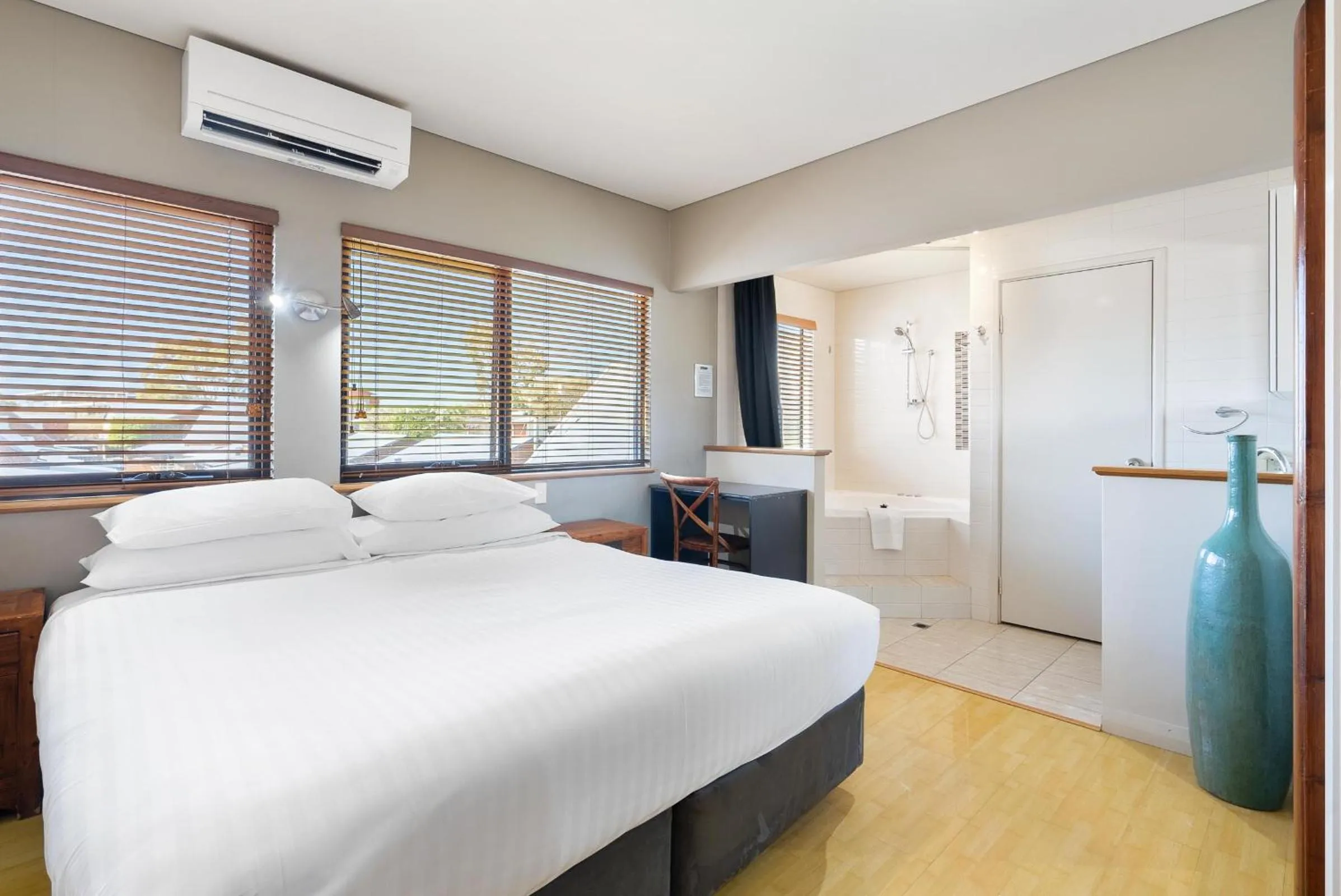 Bed in Bay Village Dunsborough