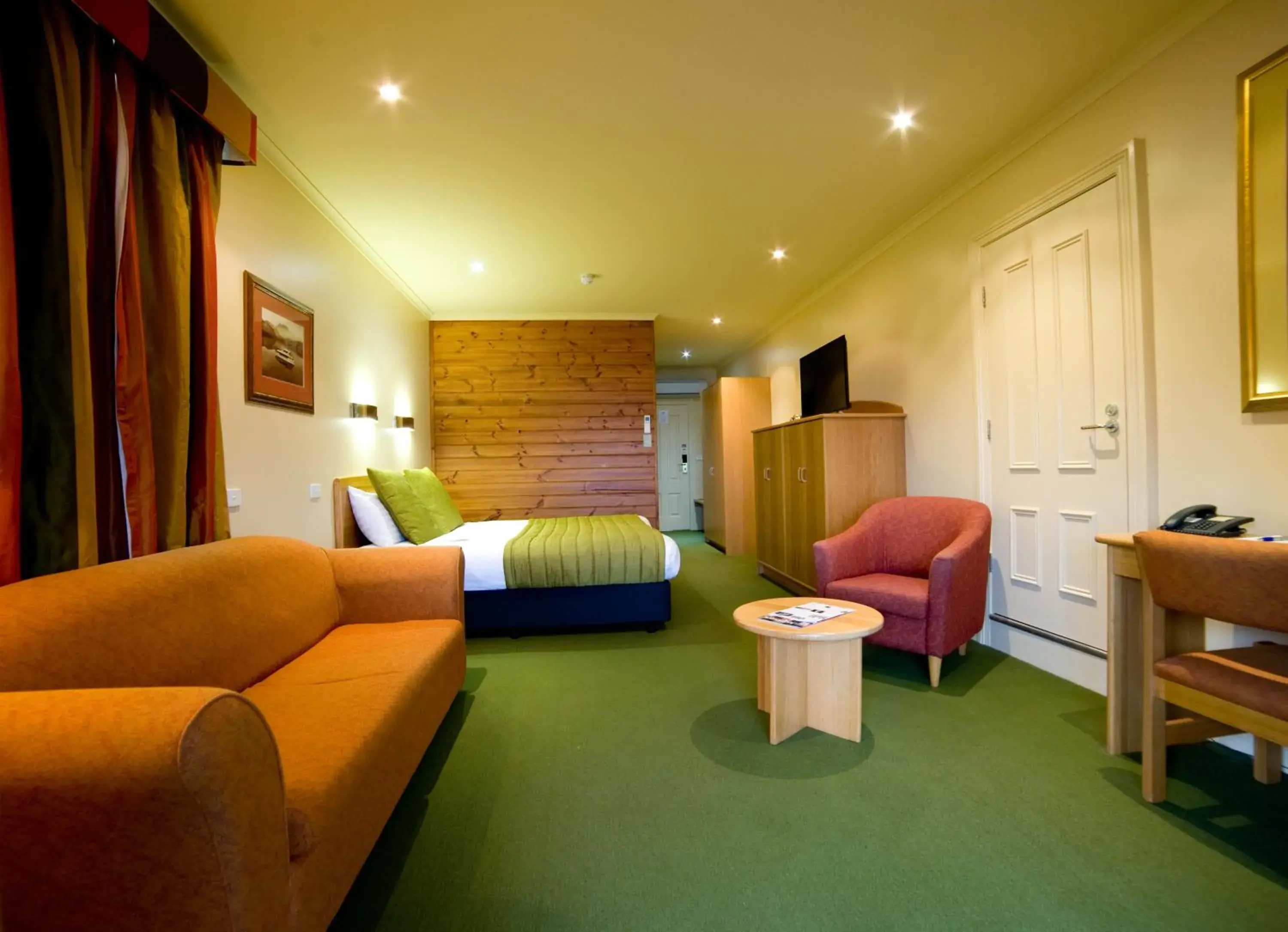 Photo of the whole room, Bed in Strahan Village Photo of the whole room, Bed in Strahan Village