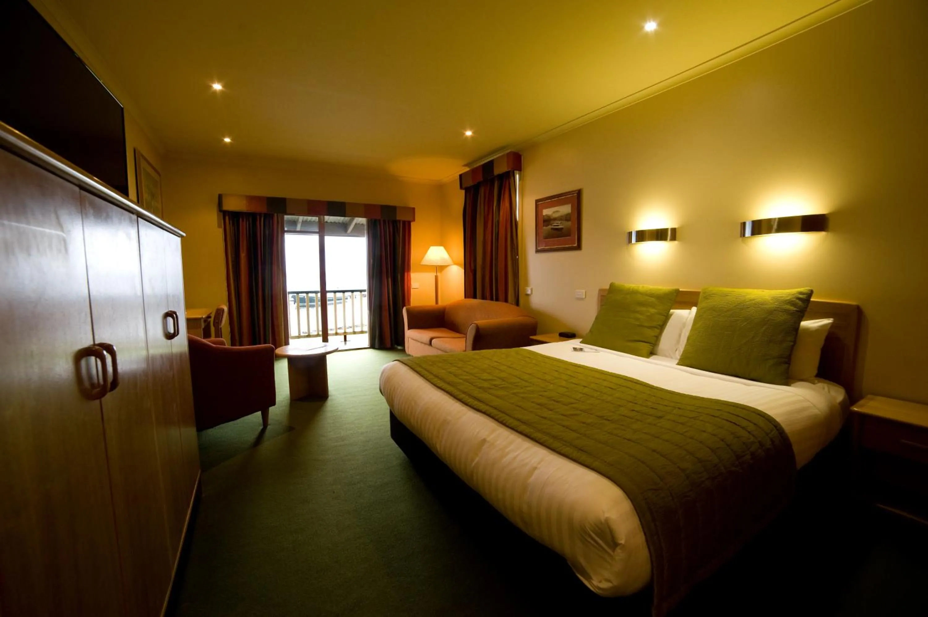 Photo of the whole room, Bed in Strahan Village