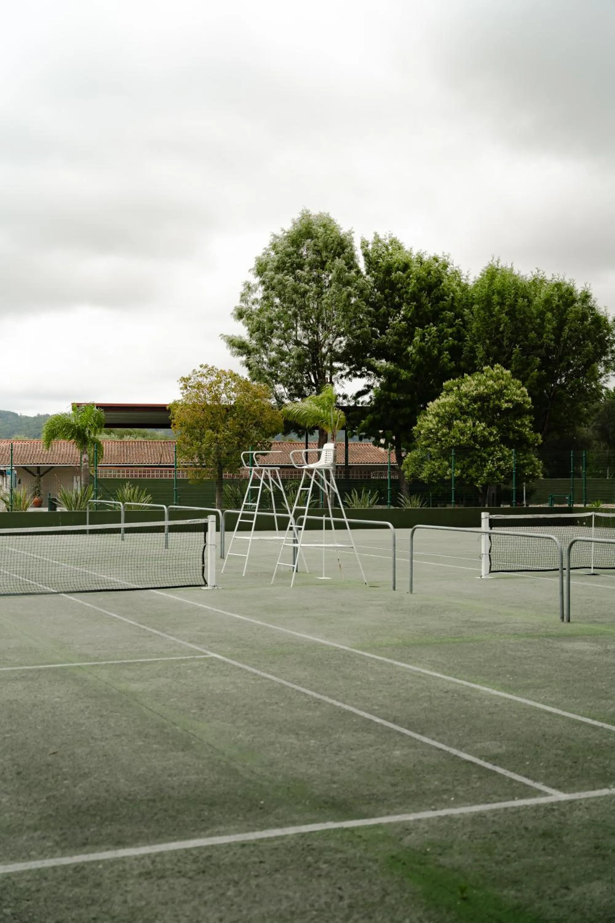 Tennis court in Quinta do Pinheiro Hotel E Eventos by Grupo Quinta dos Lagos