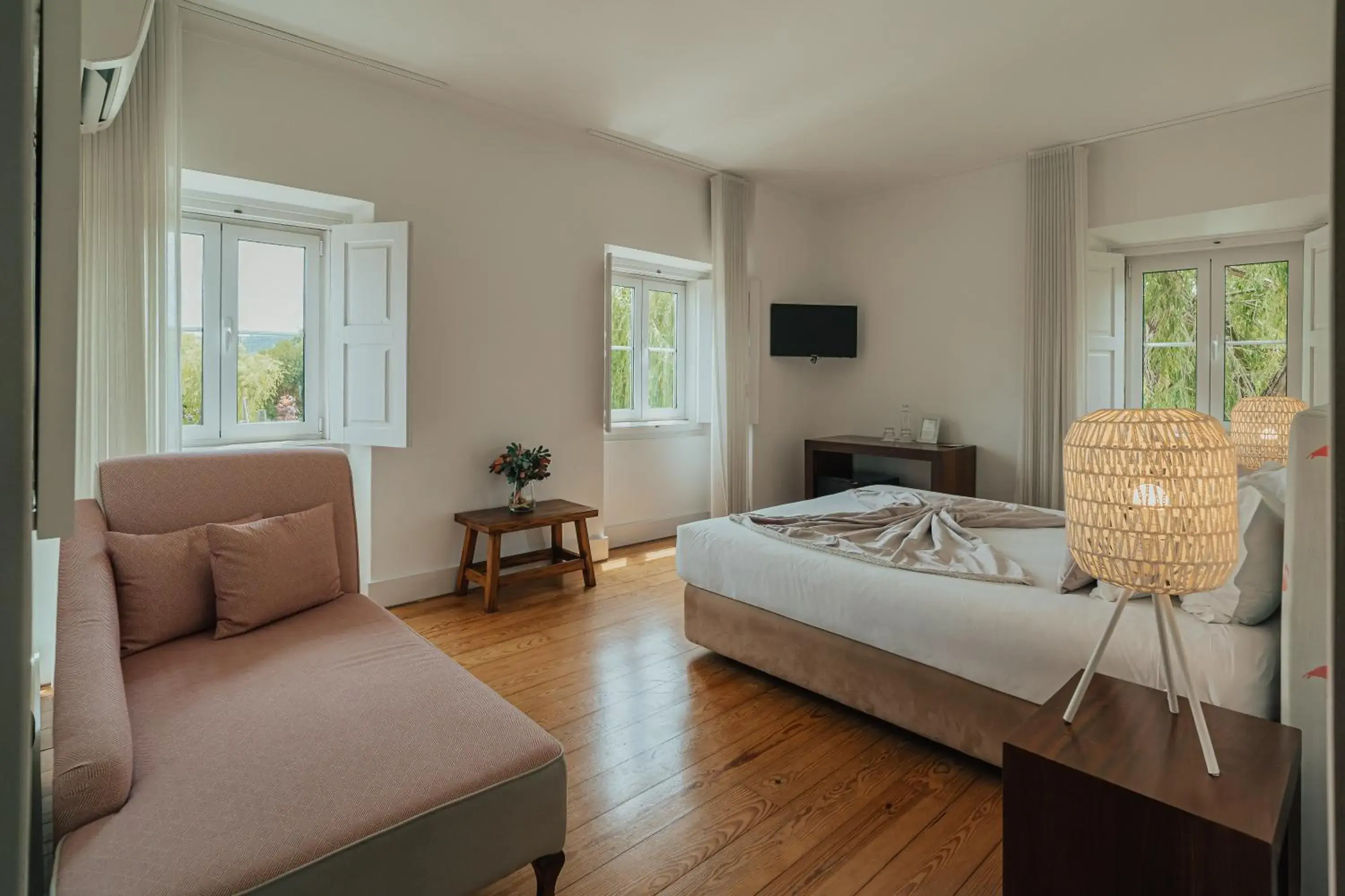 Deluxe Double Room in Quinta do Pinheiro Hotel E Eventos by Grupo Quinta dos Lagos Deluxe Double Room in Quinta do Pinheiro Hotel E Eventos by Grupo Quinta dos Lagos