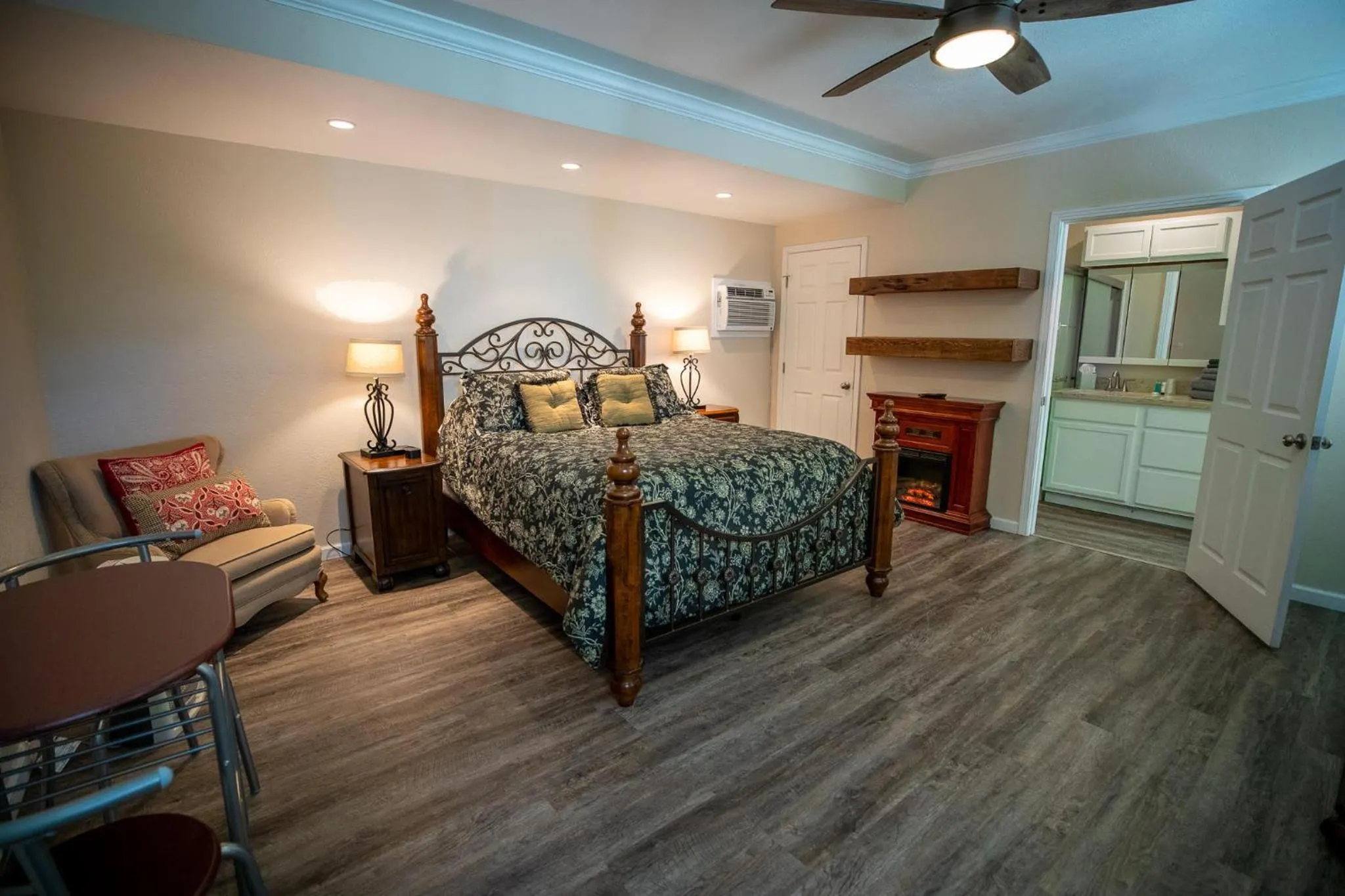 Property building, Bed in Cottage on Armstrong