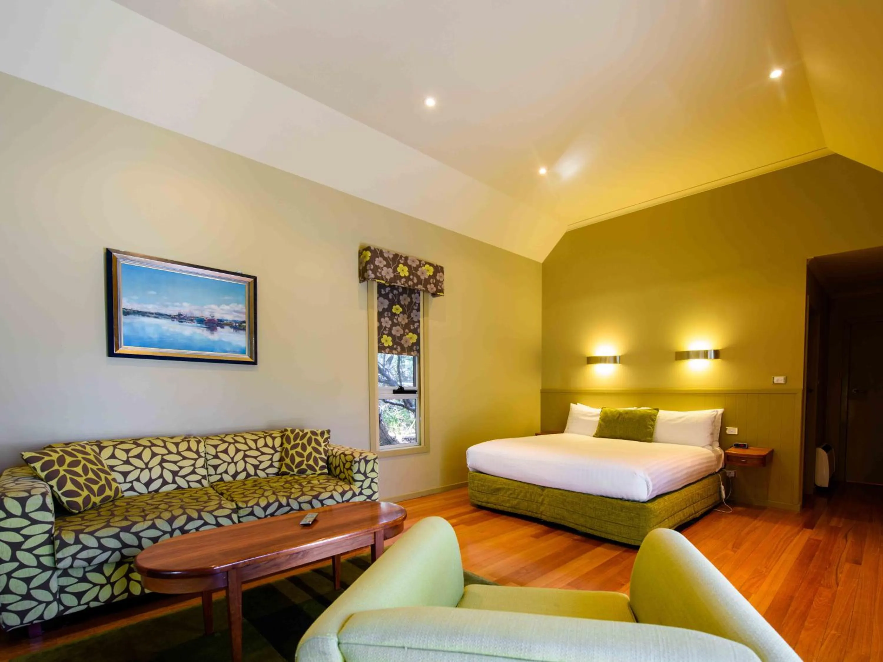 Photo of the whole room, Bed in Freycinet Lodge