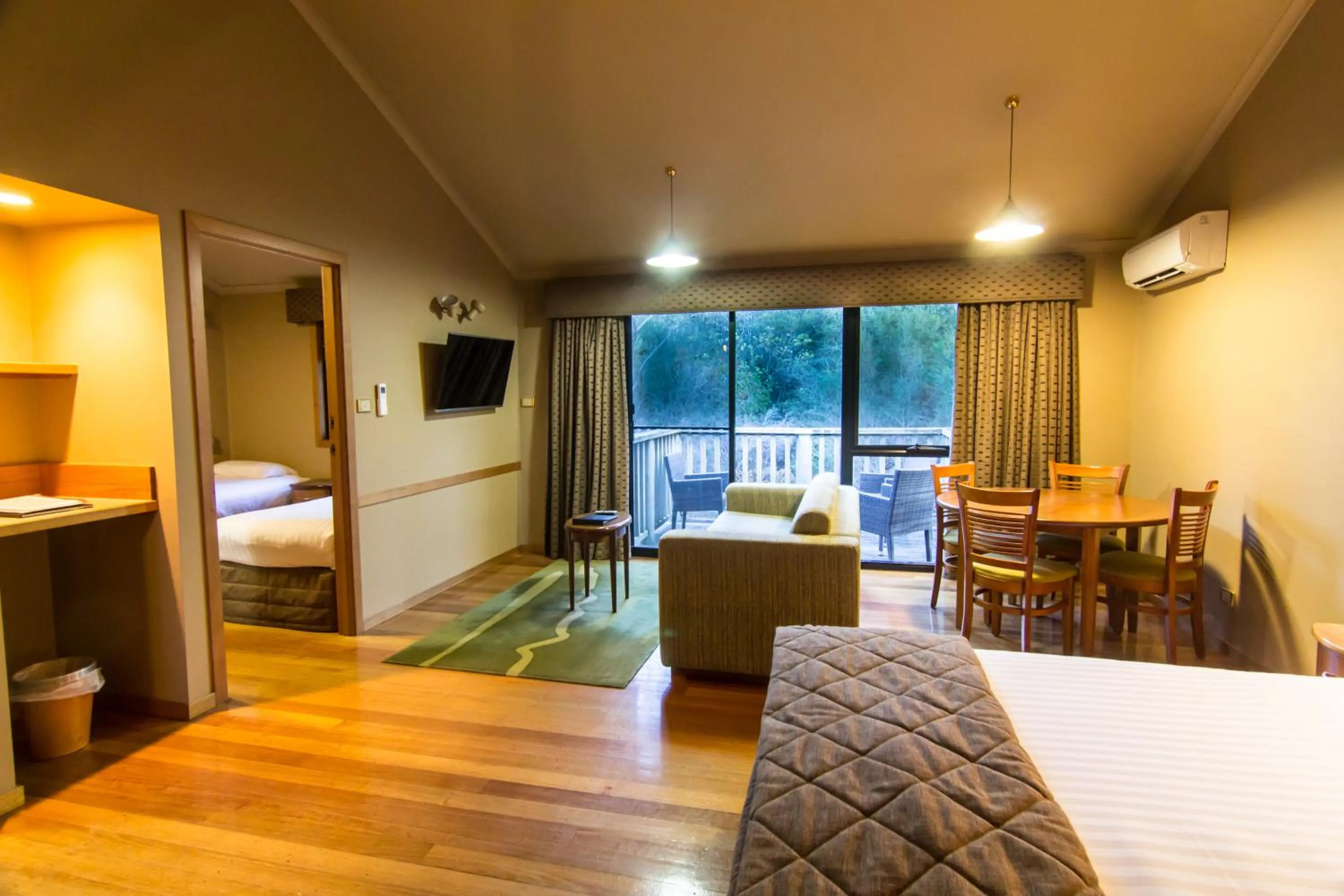 TV and multimedia, Bed in Freycinet Lodge
