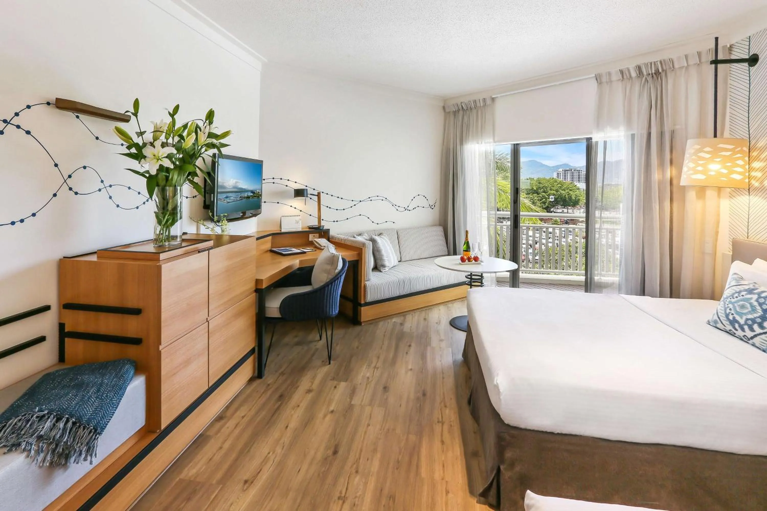 Bedroom, Bed in Shangri-La The Marina, Cairns