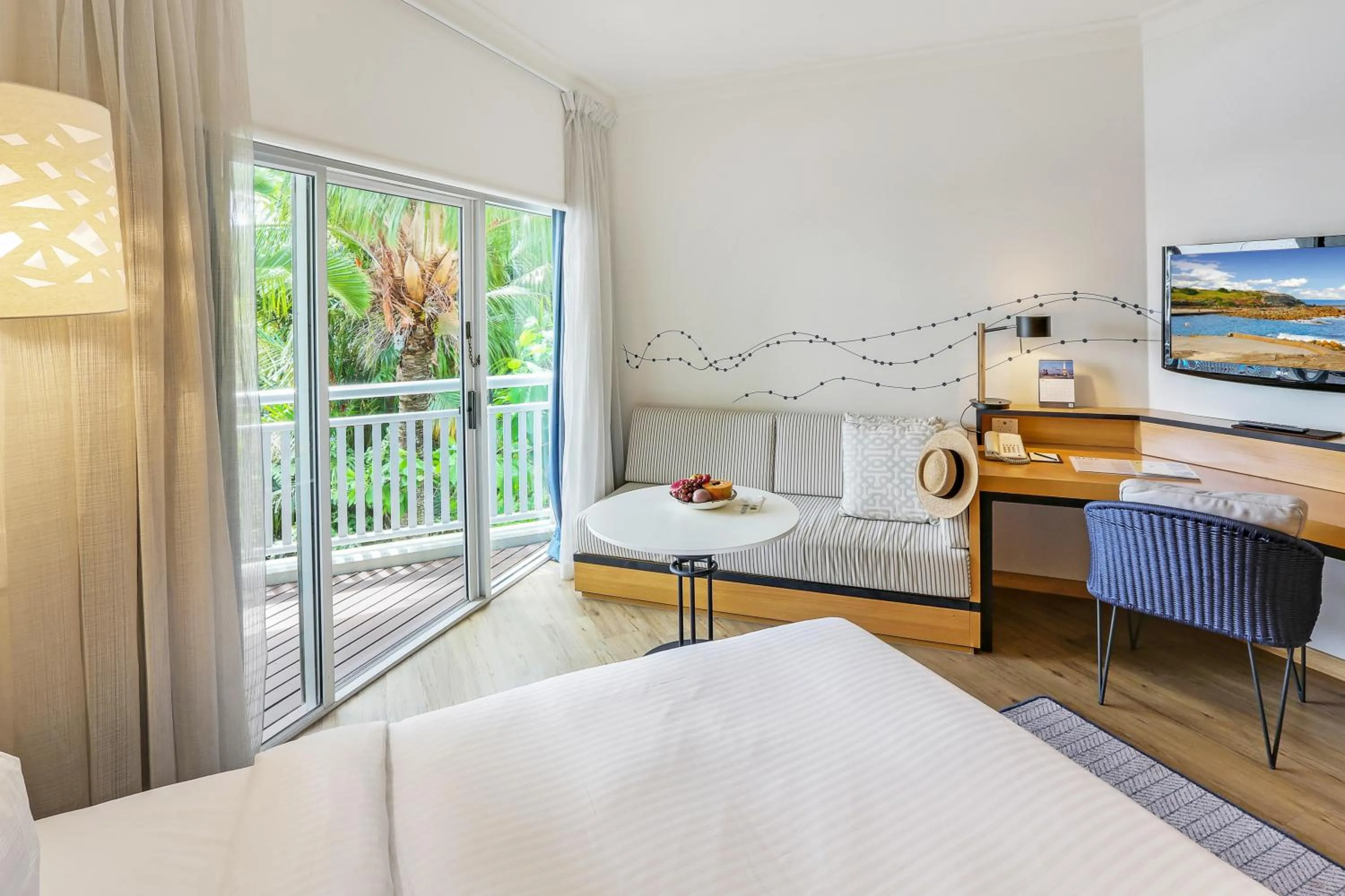 Garden view, Bed in Shangri-La The Marina, Cairns