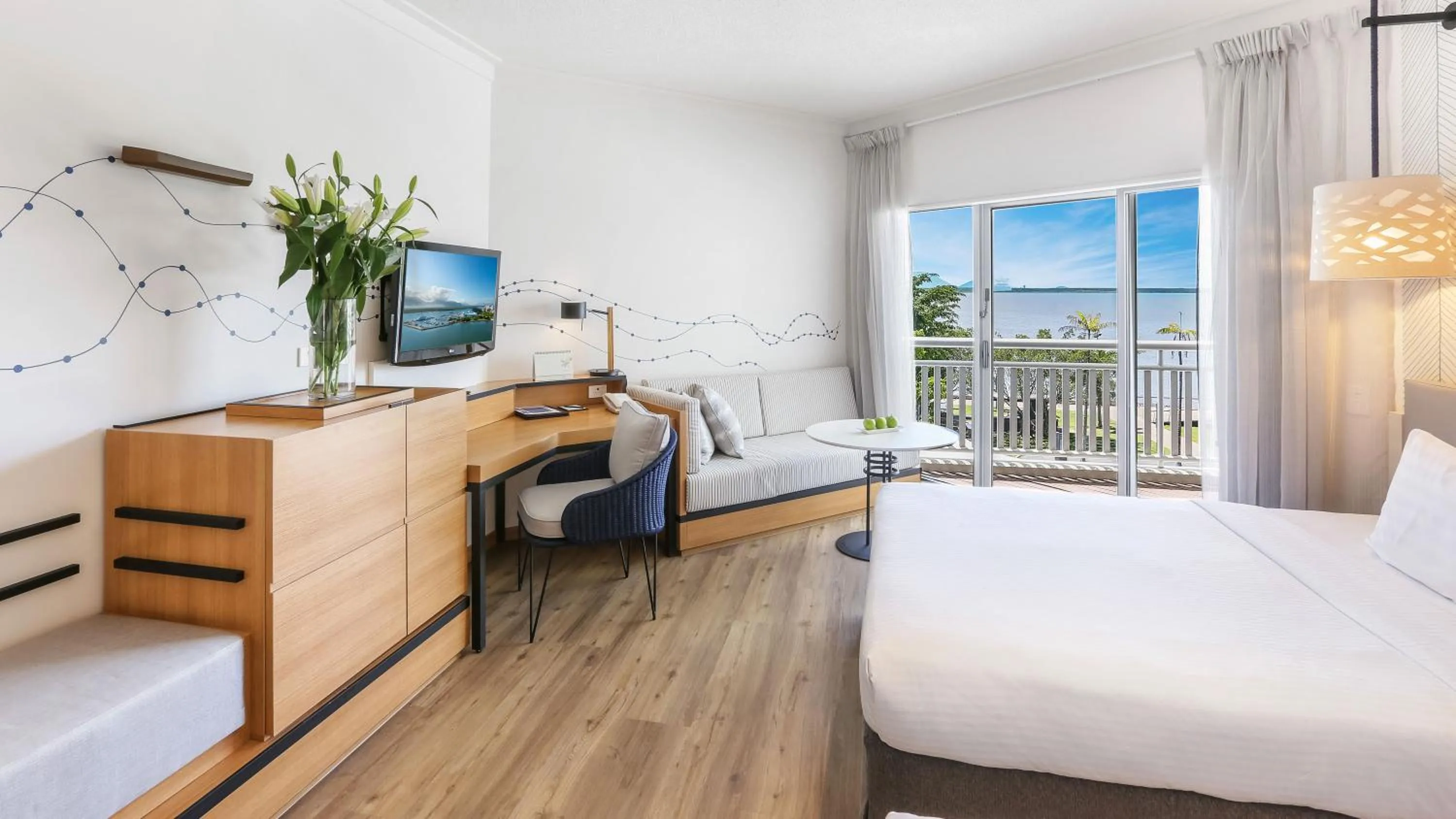 Sea view, Bed in Shangri-La The Marina, Cairns