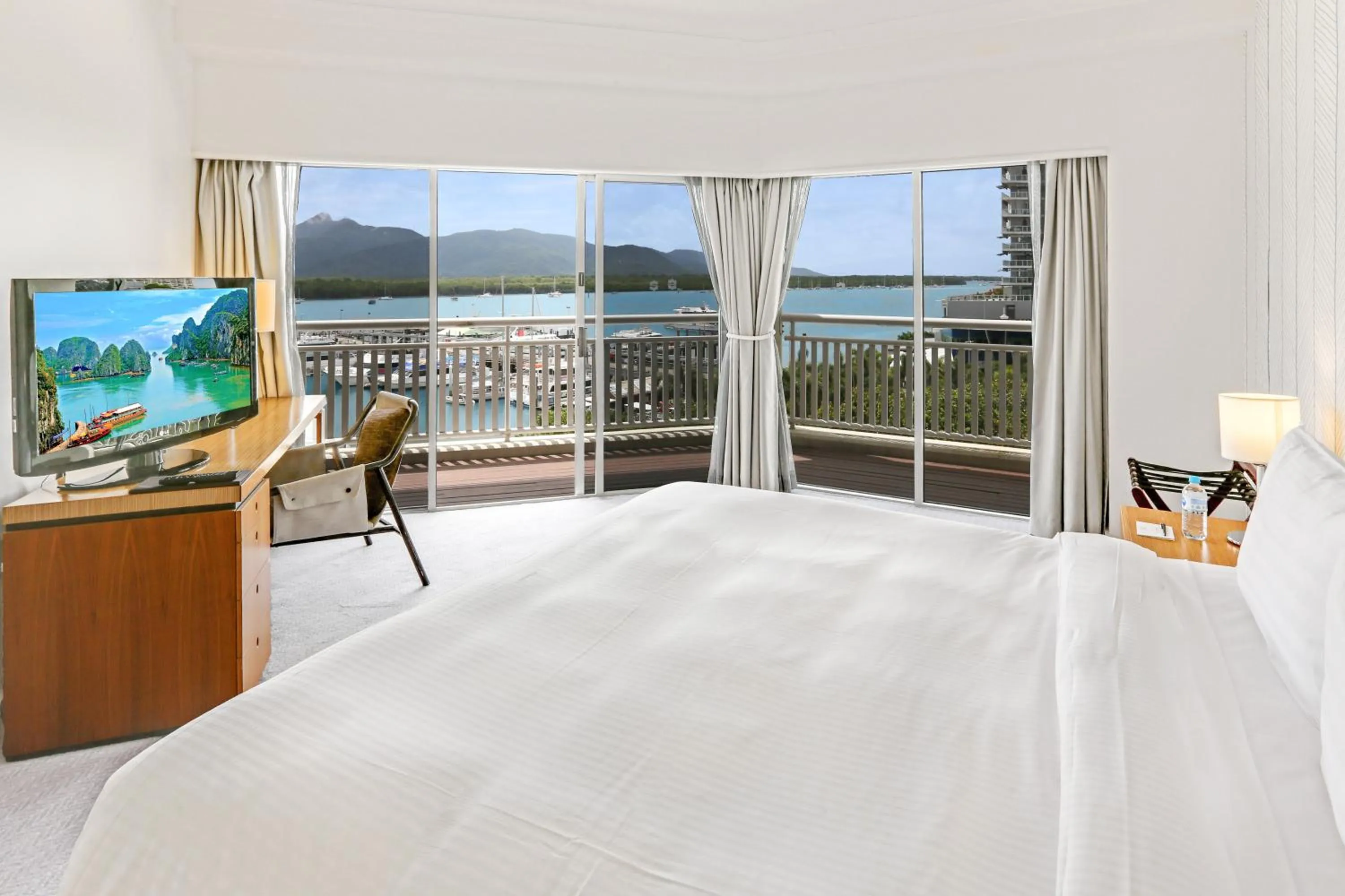 Balcony/Terrace, Bed in Shangri-La The Marina, Cairns