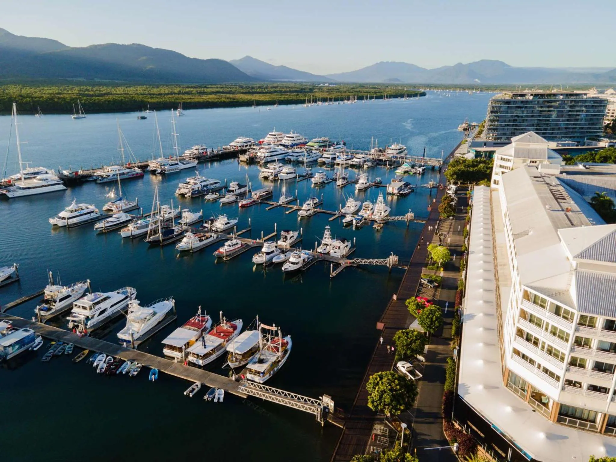 Property building in Shangri-La The Marina, Cairns