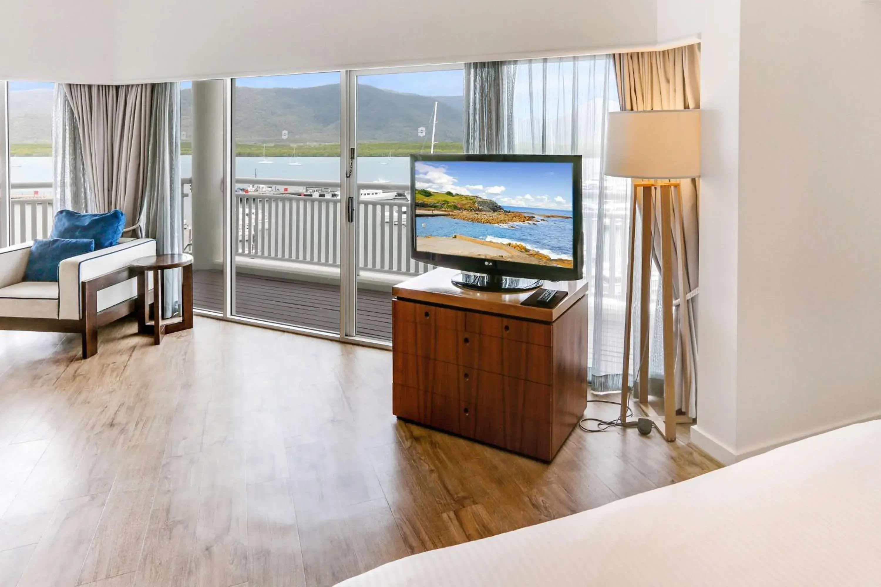 Photo of the whole room, Bed in Shangri-La The Marina, Cairns Photo of the whole room, Bed in Shangri-La The Marina, Cairns