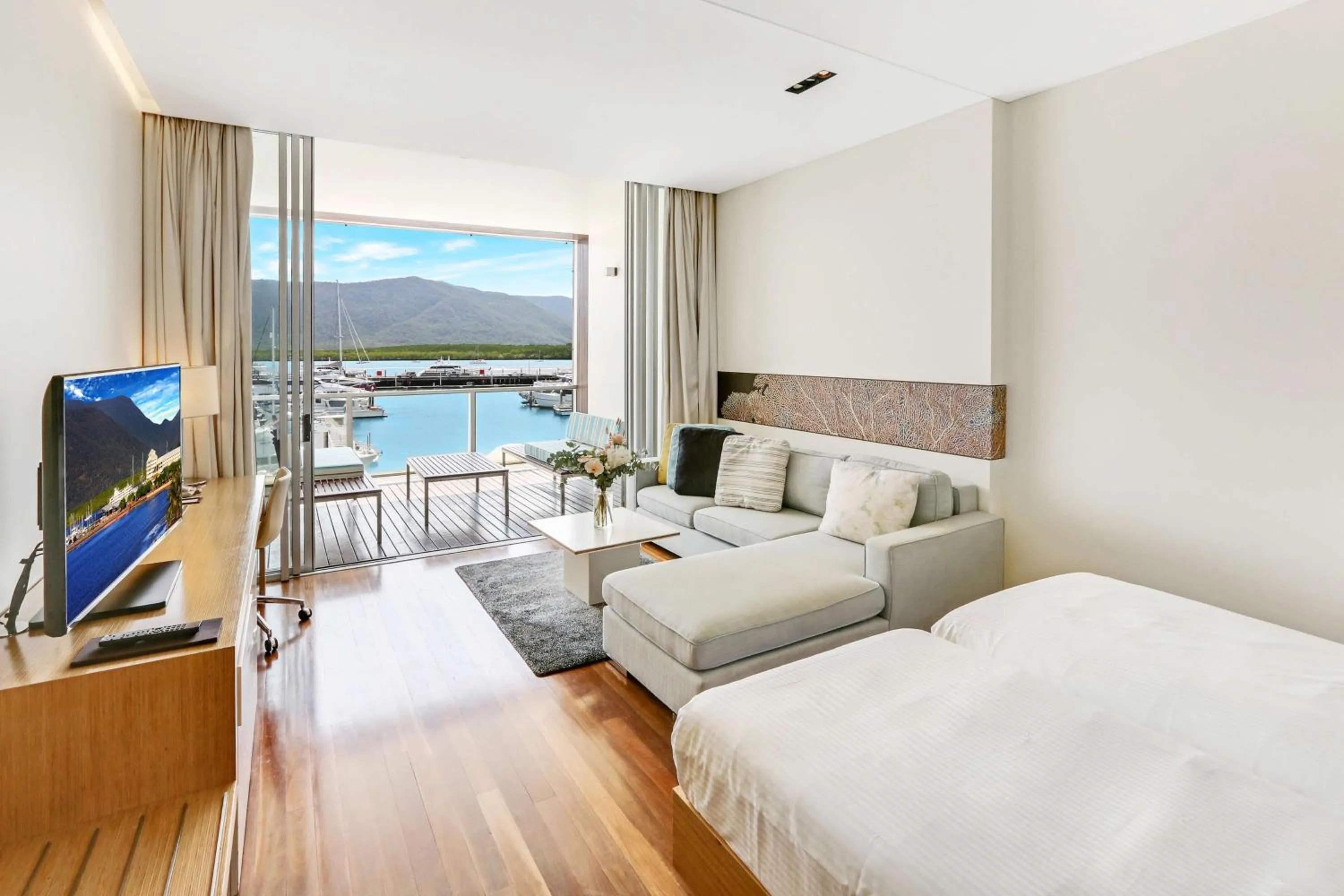 Bedroom, Bed in Shangri-La The Marina, Cairns