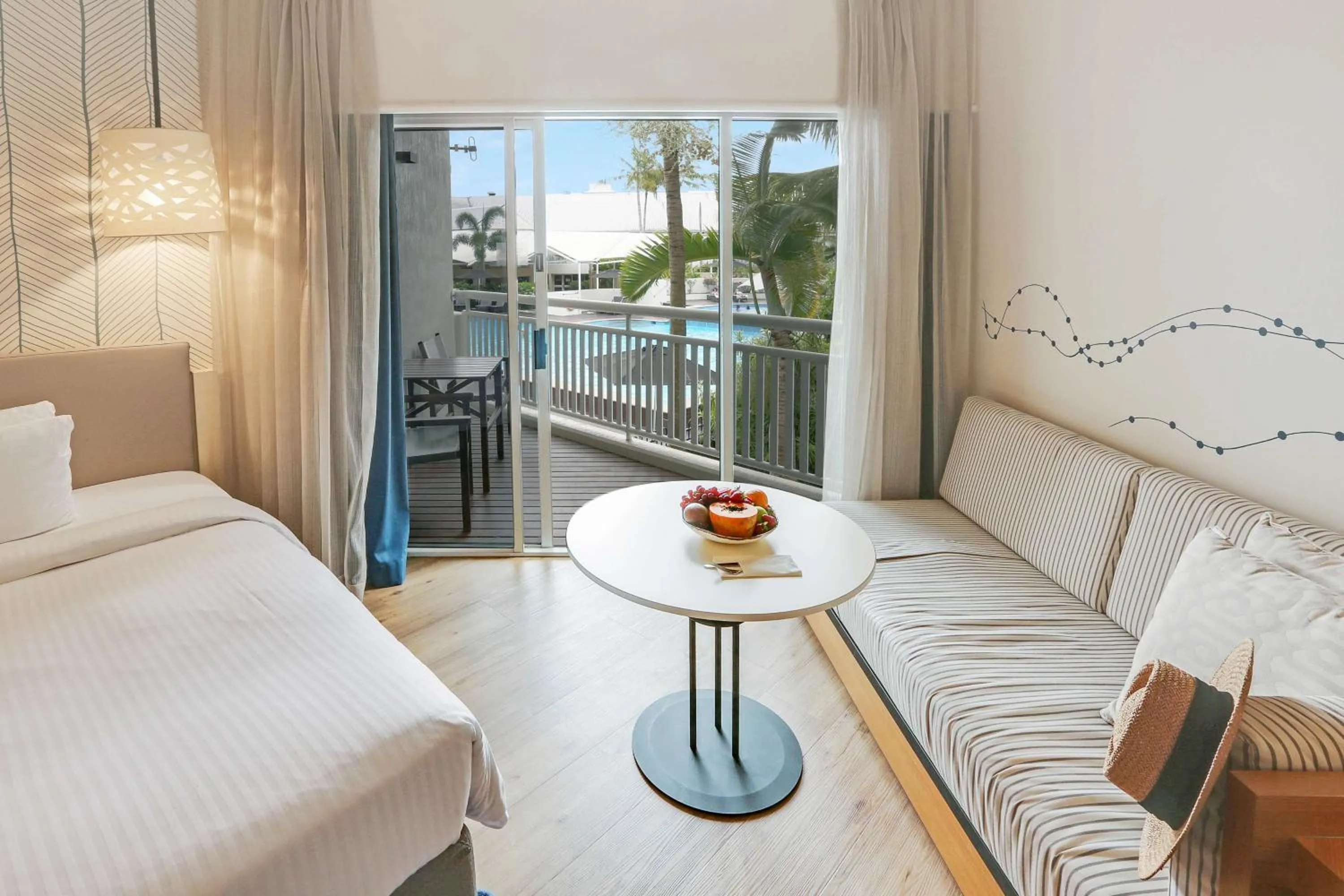 Facade/entrance, Bed in Shangri-La The Marina, Cairns