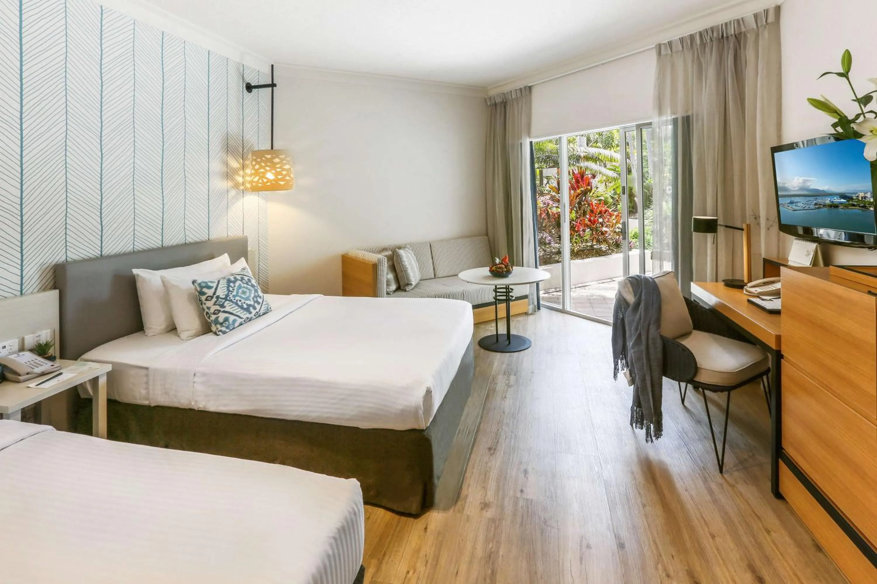 Bedroom, Bed in Shangri-La The Marina, Cairns