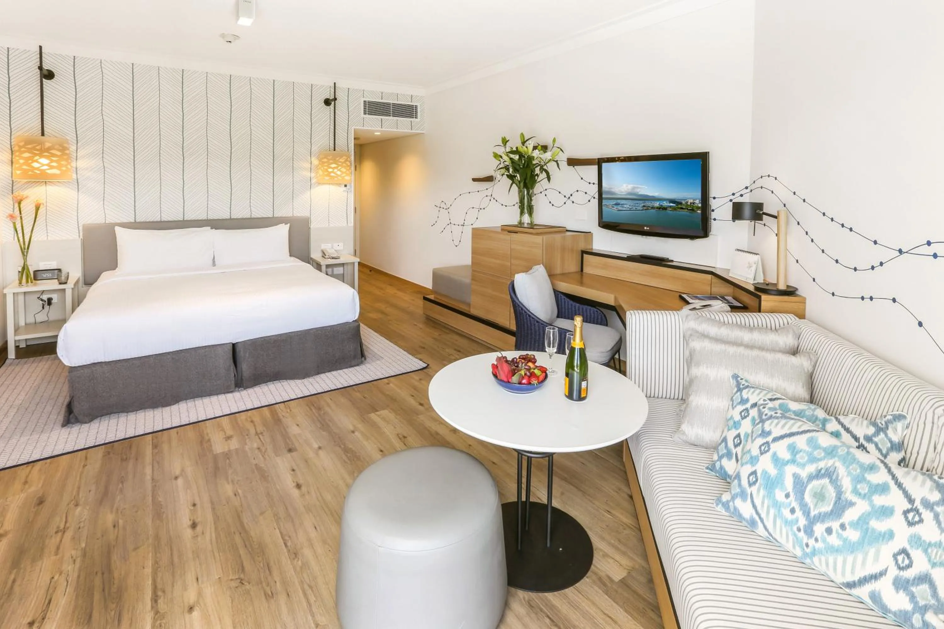 Photo of the whole room, Bed in Shangri-La The Marina, Cairns