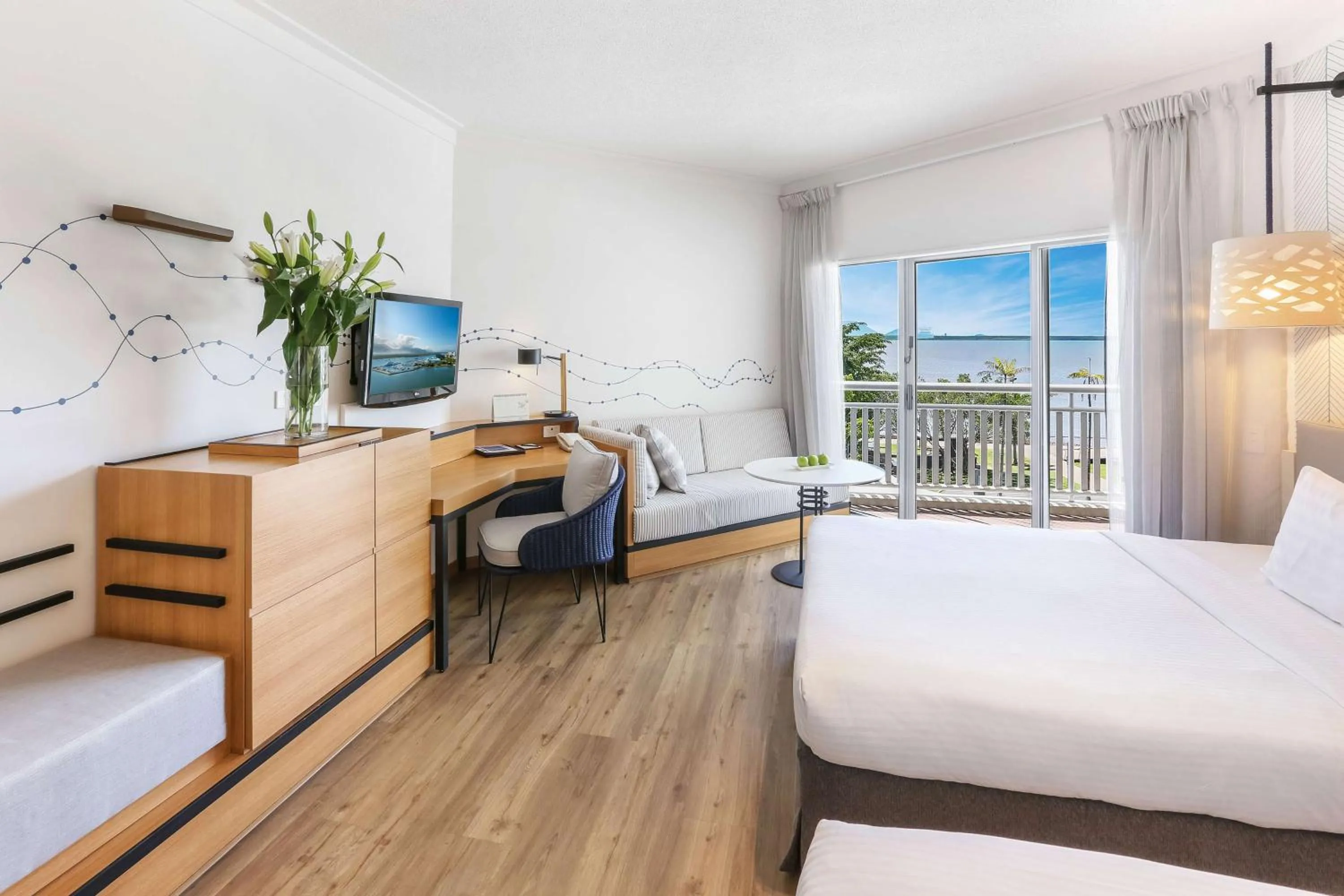 Bedroom, Bed in Shangri-La The Marina, Cairns