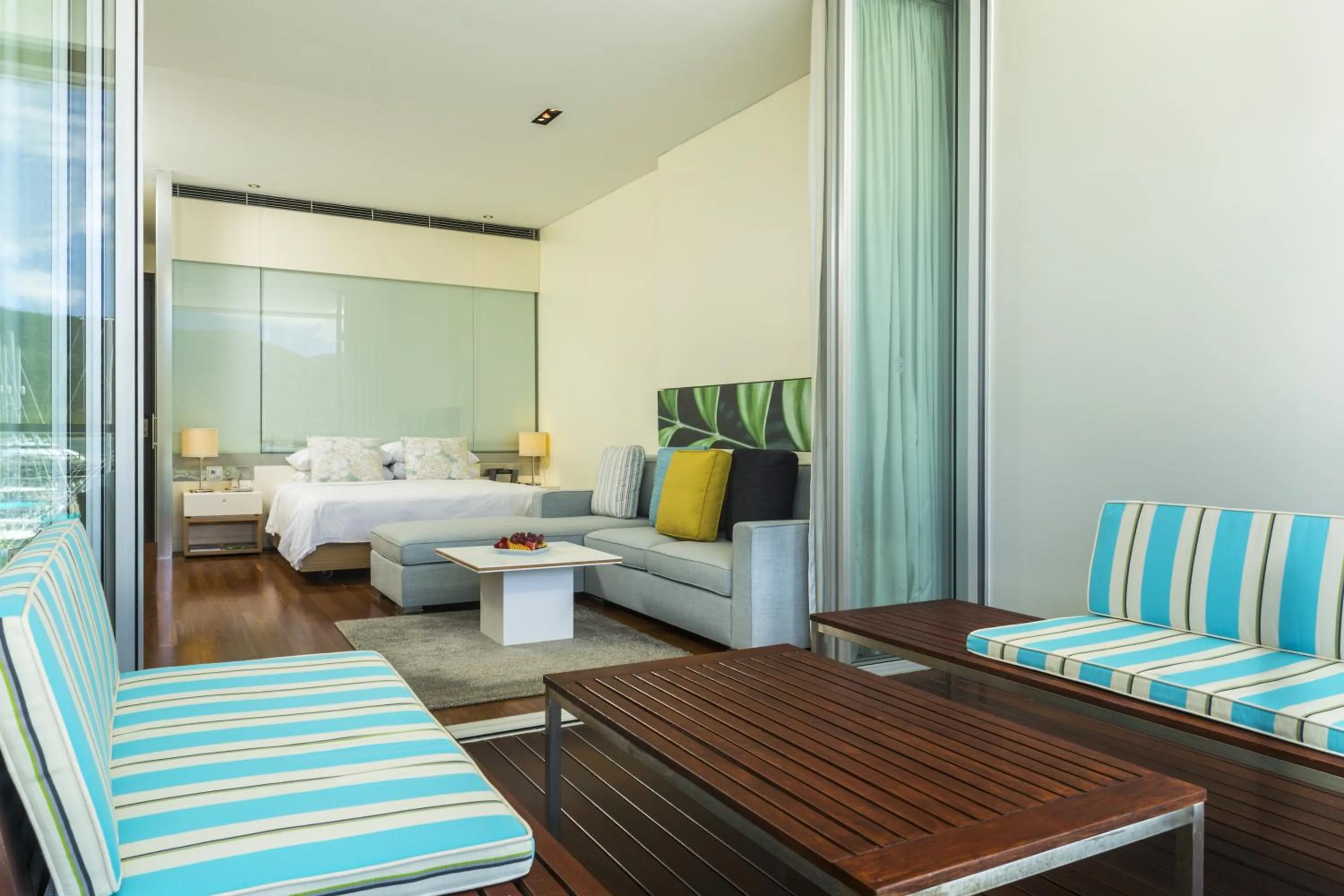 Living room, Bed in Shangri-La The Marina, Cairns