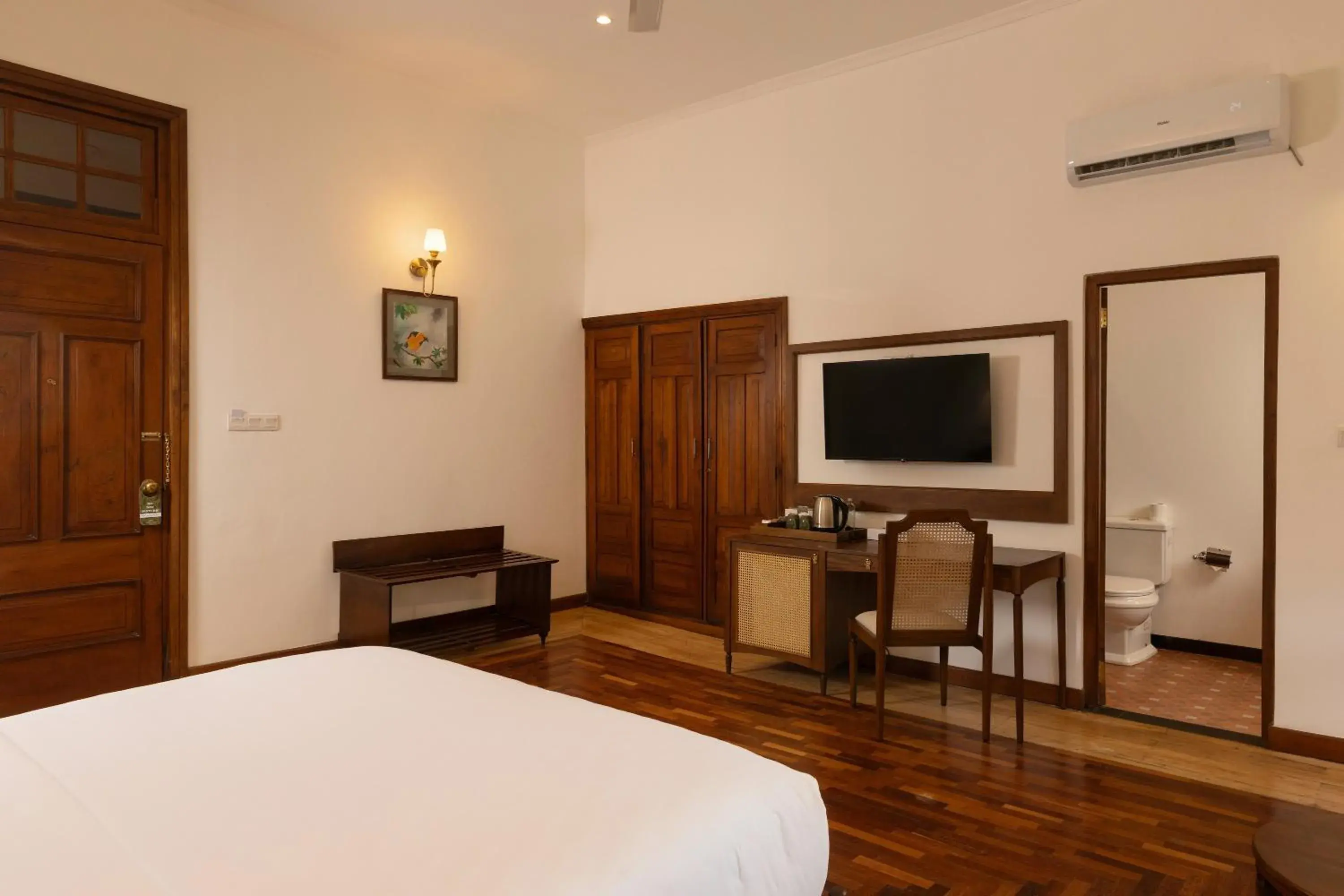 Photo of the whole room, Bed in Hotel Suisse Kandy - Since 1890 Photo of the whole room, Bed in Hotel Suisse Kandy - Since 1890