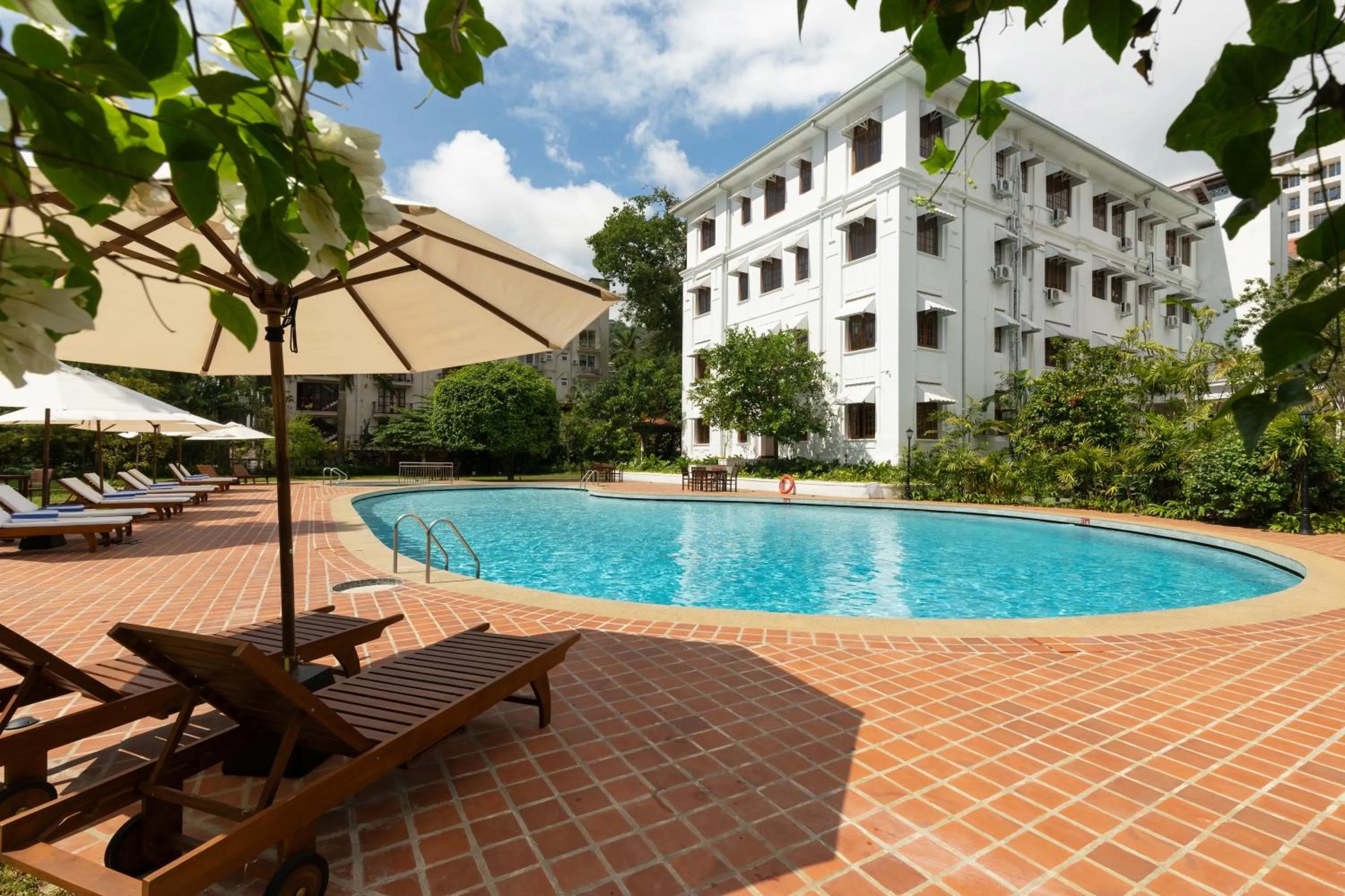 Swimming pool in Hotel Suisse Kandy - Since 1890
