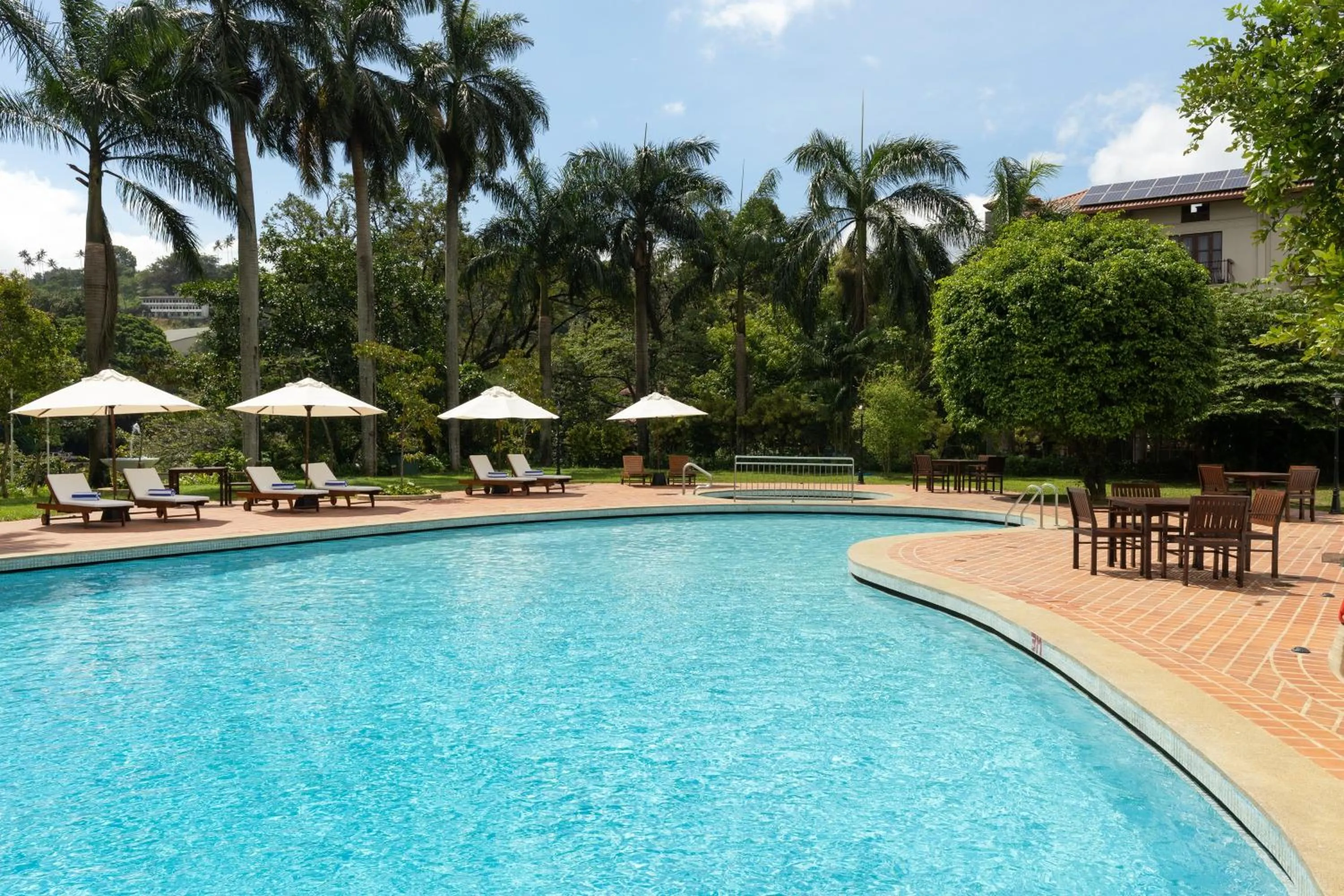 Swimming pool in Hotel Suisse Kandy - Since 1890