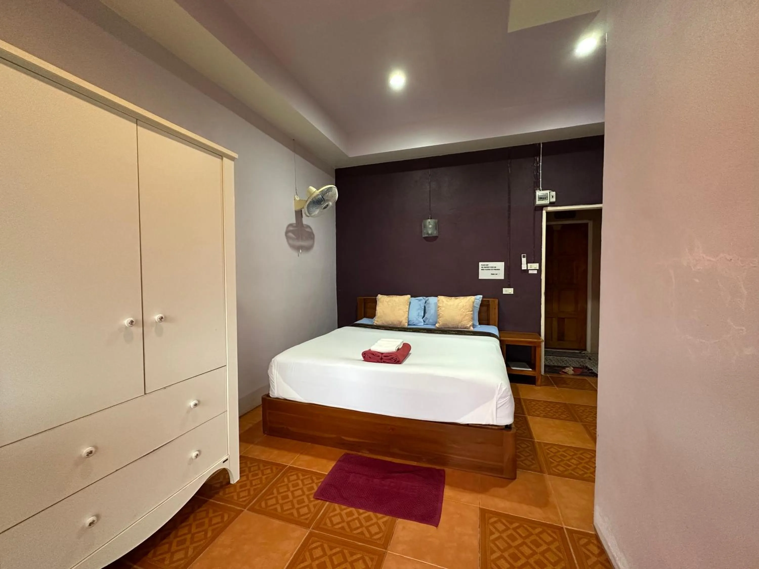 Bedroom, Bed in Lanta Garden Home