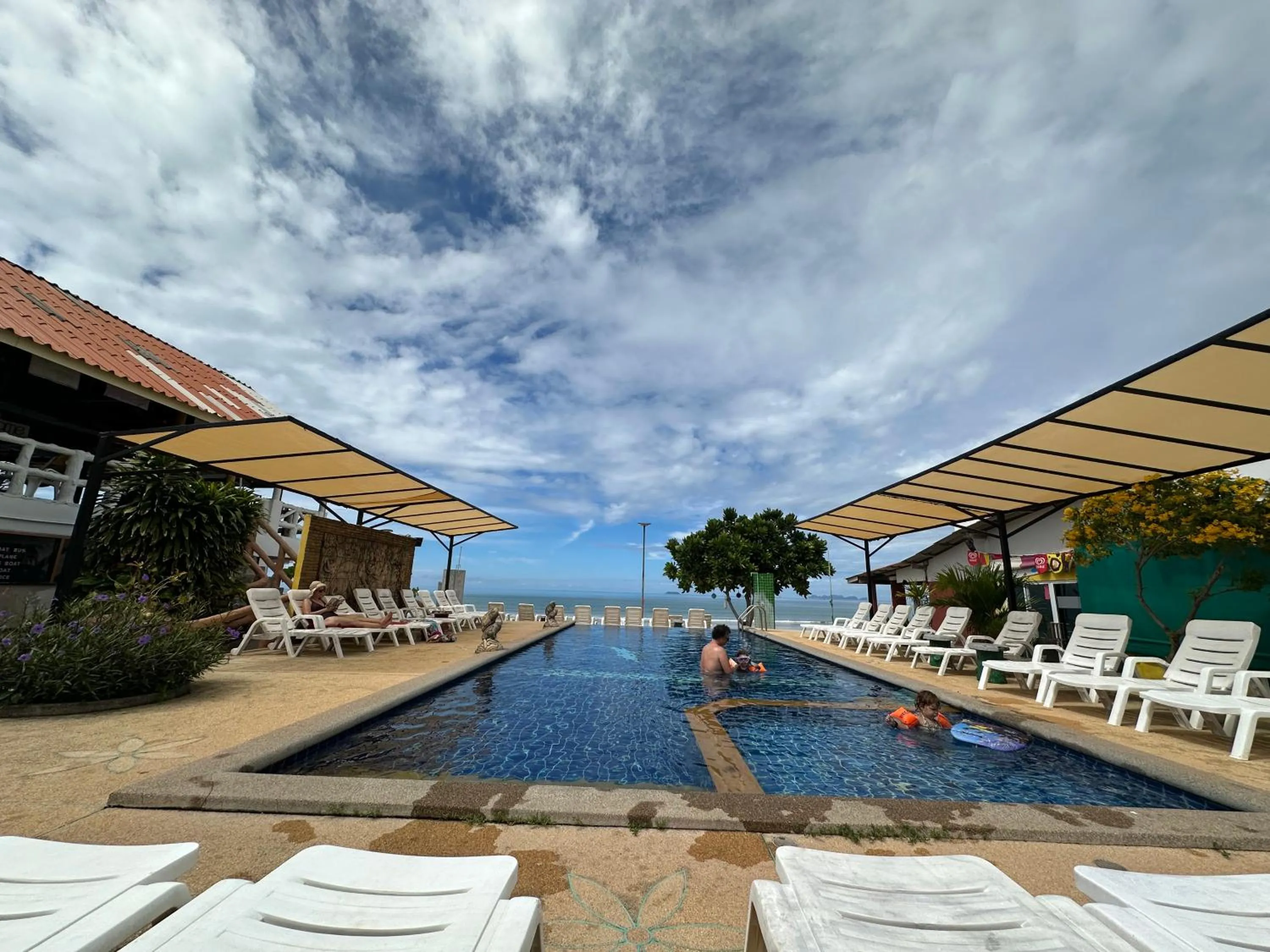 Swimming pool in Lanta Garden Home