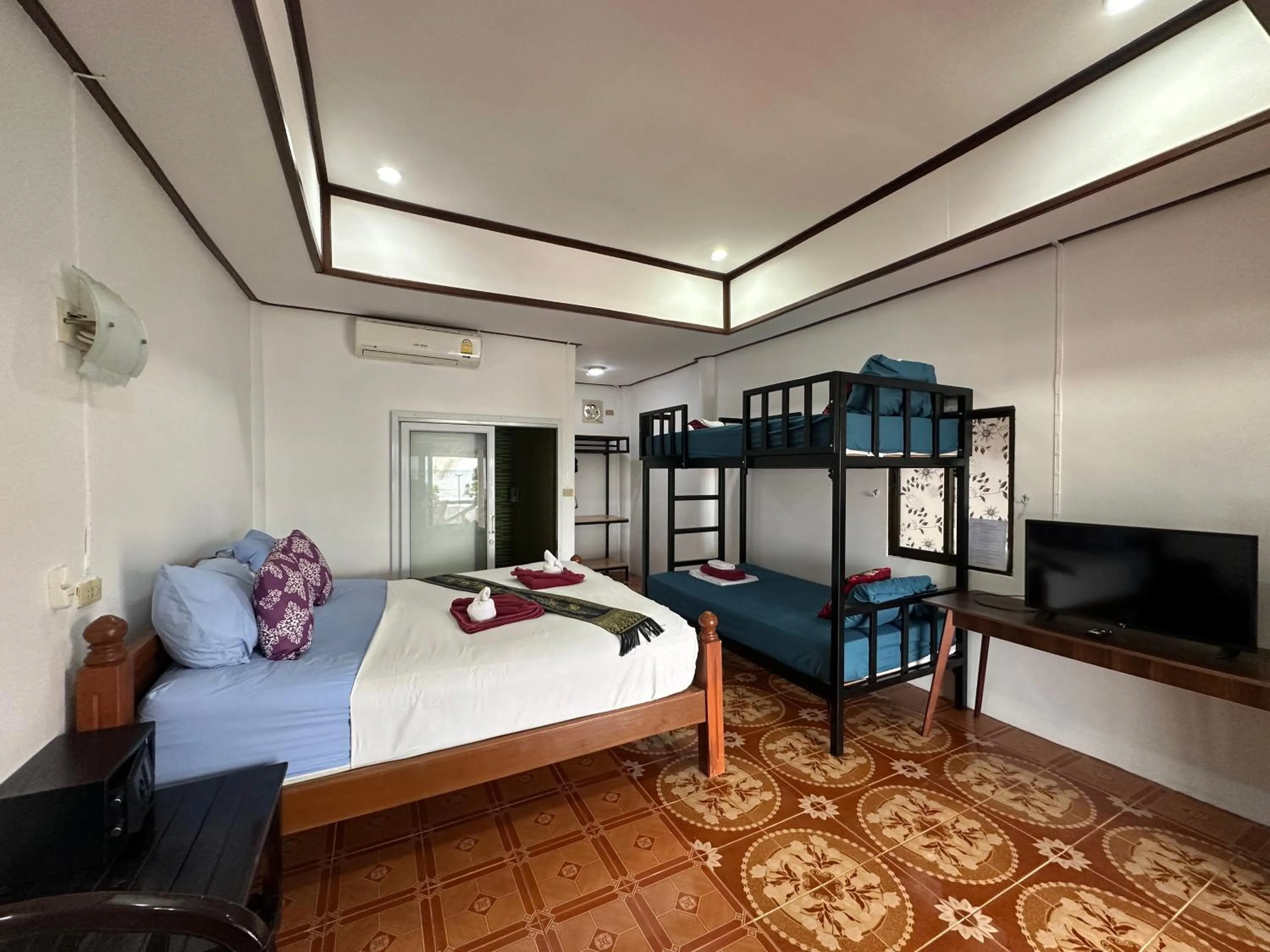 Photo of the whole room, Bed in Lanta Garden Home