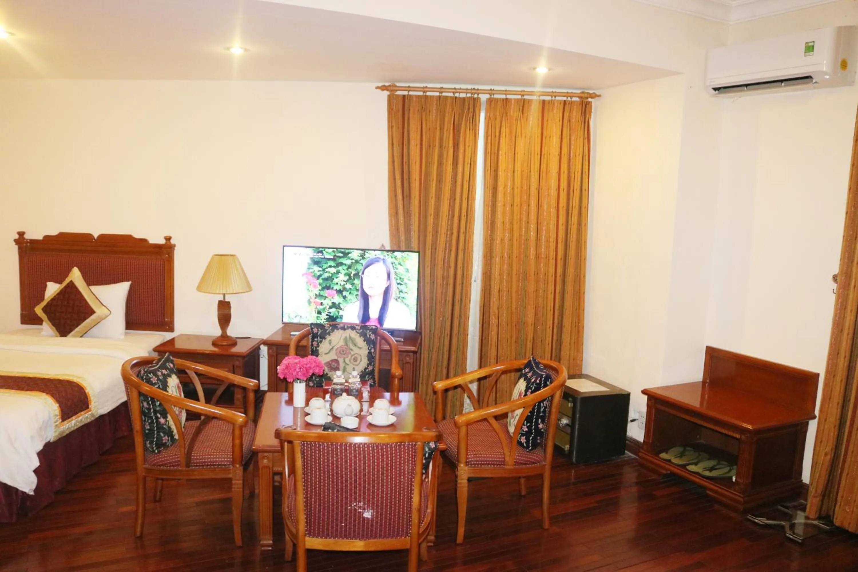 Restaurant/places to eat in Central Hotel